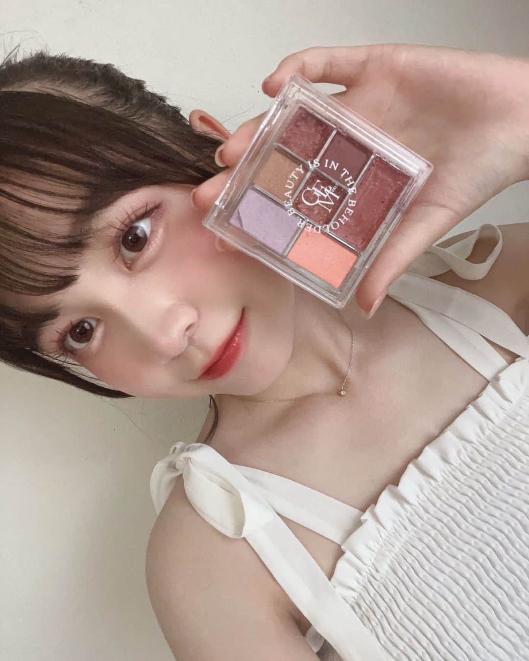 のインスタグラム：「. 8月1日発売 ニコラ9月号の付録は ピンクラテ 7色メイクパレット🩷  アイシャドウ4色、リップ1色、 ハイライト1色、チーク＆ハイライト1色の計7色が1つになった豪華パレットです！  イエベにもブルベにも使いやすい色になっているし、この夏休みのお出かけメイクにピッタリです✨️  私も使ってみたけど発色良いしラメもキラキラで、どの色も可愛くて使いやすい👍  ニコラ9月号もお楽しみに〜🌼     #ニコラ #nicola #ニコモ #ニコラ 9 月号 #ピンクラテ #佐藤菜月海 #なつみ #07 #メイクパレット #スターダストプロモーション」
