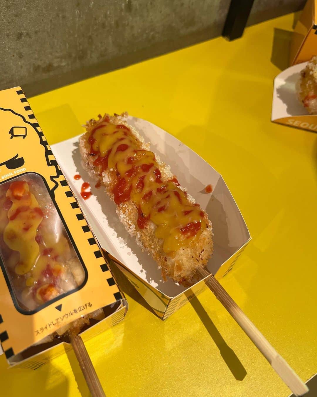 かこさんのインスタグラム写真 - (かこInstagram)「渋谷に新しくできたSLOW SLOW QUICKL QUICKLさん🧀❤️ チーズハットグが大好きな私大歓喜！！！やっと渋谷でハットグが食べられる🥹💕普通のとポテト🍟次は砂糖たくさんつけてもらう！！笑 食べるところは2階にあるんやけど、椅子はない！でも広い！ #渋谷 #渋谷グルメ #slowslowquickquick #チーズハットグ #ハットグ #먹방 #대식가 #먹팔 #먹팔해요 #먹스타그램 #大食い #双子 #はらぺこツインズ  #大胃王 #モッパン #ความตะกละ #Ham ăn #gula」7月28日 20時30分 - harapeko__kako