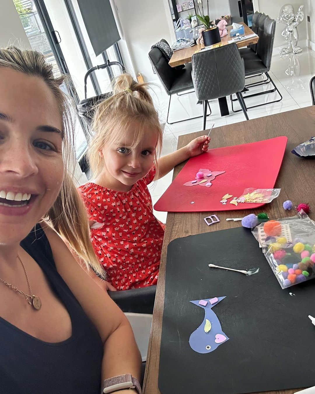 ジェマ・アトキンソンのインスタグラム：「Arts and crafts while Thiago sleeps! It’s funny when Mia was little I slept when she slept, but having more than 1 baby that’s obviously not happening this time. I’m consciously trying to make sure I still have that one on one time with Mia because even though I shouldn’t, there’s this tiny pang of feeling guilty that she’s left out, even though she isn’t 🤦🏼‍♀️   (assuming that’s normal isn’t it??) 😕  I’m feeding Tio on demand at the min so whenever he’s hungry I have to be with him, and sometimes it’s when I’m sat cuddling Mia, or doing a jigsaw. I have to cut it short & explain her brother needs me. She’s been unbelievable at welcoming him. The first 2 nights she came in our room wanting to sleep with us (which she hasn’t done for SO long) we let her as we figured we’d be up on and off anyway and by night 3 she realised her own bed & room was actually comfier (thank god) 😂   I know all of the above is normal so I’m going with it. Anyone else experience the same? Mum guilt even though you have absolutely nothing to be guilty for? 🤦🏼‍♀️」