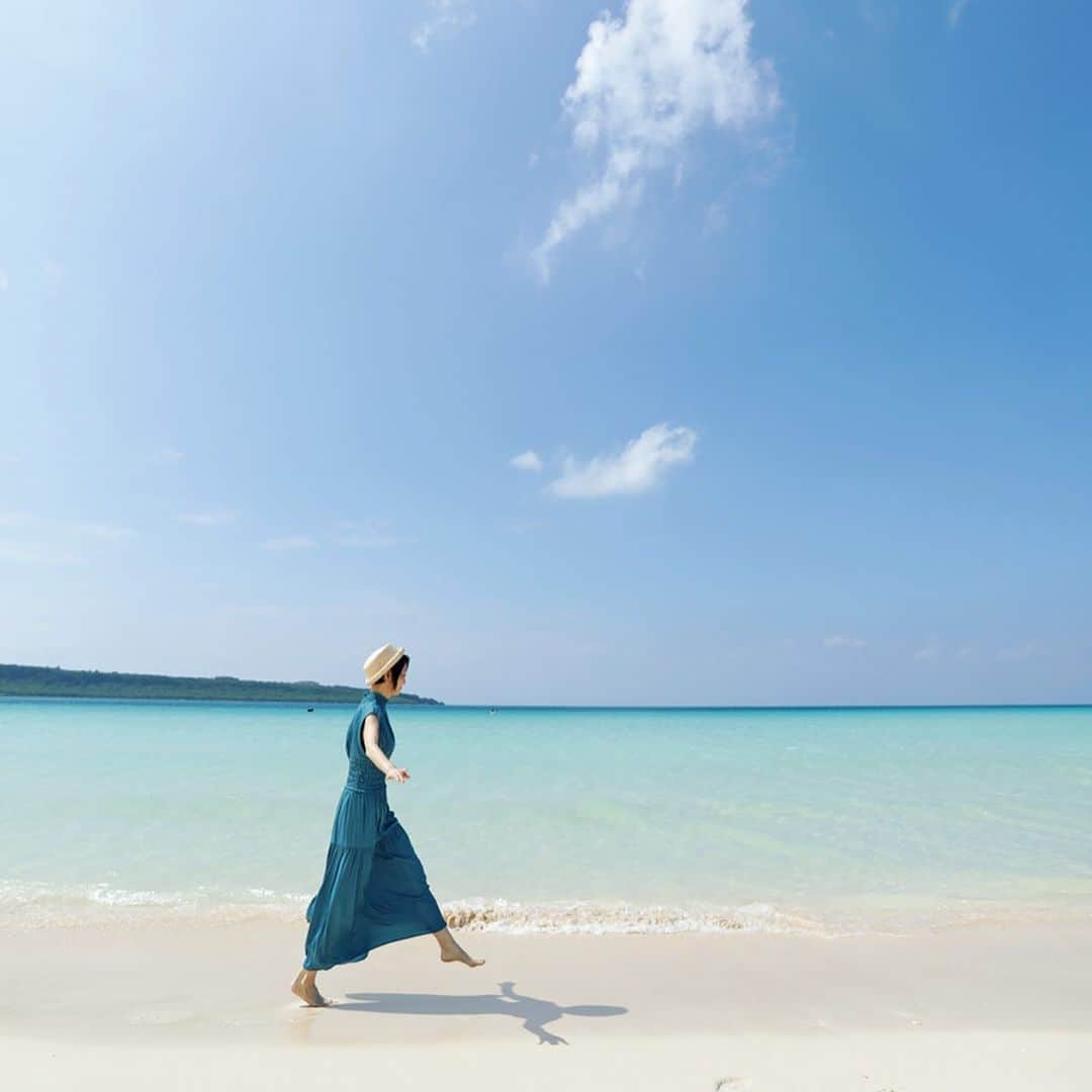 畑亜貴のインスタグラム：「🌊😊🌊 Photograph: Akihiko Kyuki @9k_japan Hair and make up: Yoshinori Ito @barber_ito  #akhtravelogue #akhtshooting」