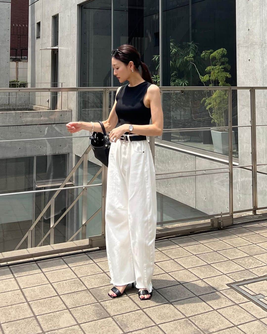 金子麻貴のインスタグラム：「ホワイトデニムでモノトーンコーデだった日。  @reedit_official のカーブデニムは裾にダーツが入っていてトレンド感のあるシルエットだから履くだけでオシャレ見えする✨  ホワイトデニムってシルエット拾いすぎるから近年遠ざかっていたけどカーブデザインでたっぷりボリュームもあるからすごくいい！！  トップスをタイト目に合わせてメリハリ出すのがお気に入りの組み合わせ🤍  #fashion#reedit#リエディ#リエディスタ#エシカルファッション #サステナブル #SDGs #タイアップ#骨格ウェーブ #夏服 #夏服コーデ #低身長コーデ#高身長コーデ#デニムコーデ#シンプルコーデ#カジュアルコーデ」