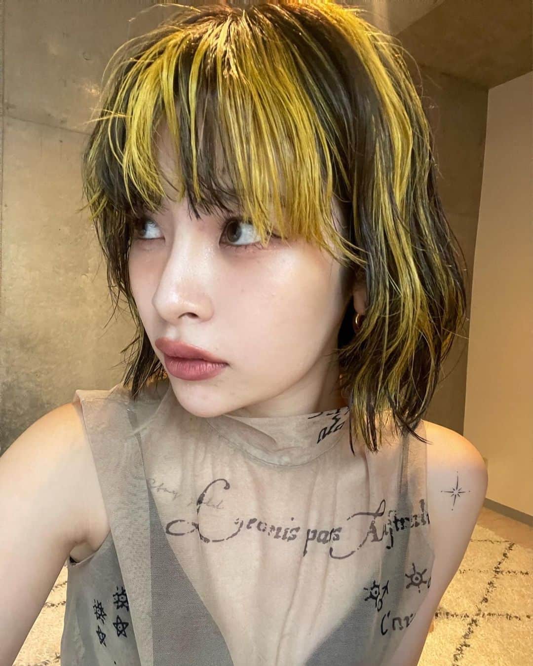 カワシリアツシさんのインスタグラム写真 - (カワシリアツシInstagram)「customer selfie🤳 前回入れたハイライトに yellow🌻 いつもありがとう☺︎」7月28日 20時34分 - atsushi_kwsr