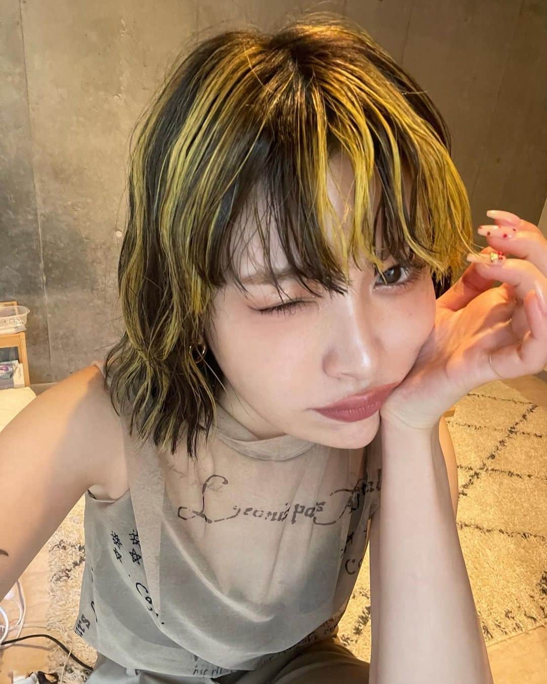 カワシリアツシさんのインスタグラム写真 - (カワシリアツシInstagram)「customer selfie🤳 前回入れたハイライトに yellow🌻 いつもありがとう☺︎」7月28日 20時34分 - atsushi_kwsr