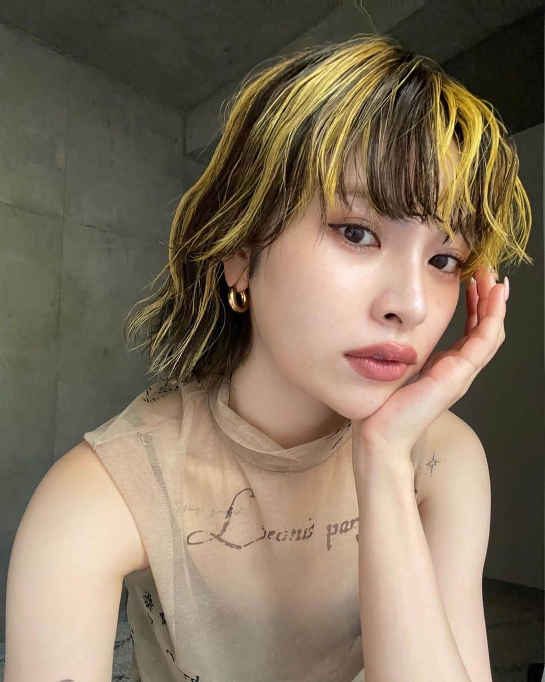 カワシリアツシのインスタグラム：「customer selfie🤳 前回入れたハイライトに yellow🌻 いつもありがとう☺︎」