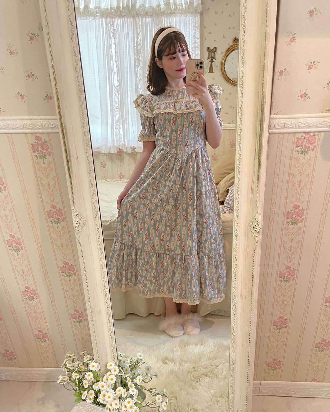 織田エリカさんのインスタグラム写真 - (織田エリカInstagram)「𝕗𝕝𝕠𝕨𝕖𝕣 𝕕𝕣𝕖𝕤𝕤🩵🪻  𓂃  このワンピースデザインが とっても可愛過ぎて一目惚れした🩵  @down_the_rabbithole.closet  のなんだけど、ラッピングも可愛くて フレンチガーリーさん必見なブランドです🌷💕  𓂃  #code #vintage #vintagegirl #antique #frenchgirl #mery #rili_tokyo #fashion #ootd #dress #myroom #girly #マイルーム #ワンピース #ワンピースコーデ #ドレス #花柄 #花柄ワンピース #フリル #パリジェンヌ #きょコ #コーデ #コーディネート #ガーリー #かわいい #フレンチガーリー #フレンチガーリーコーデ #ヴィンテージ #ヴィンテージライク #ヴィンテージガーリー」7月28日 20時35分 - _erika0819