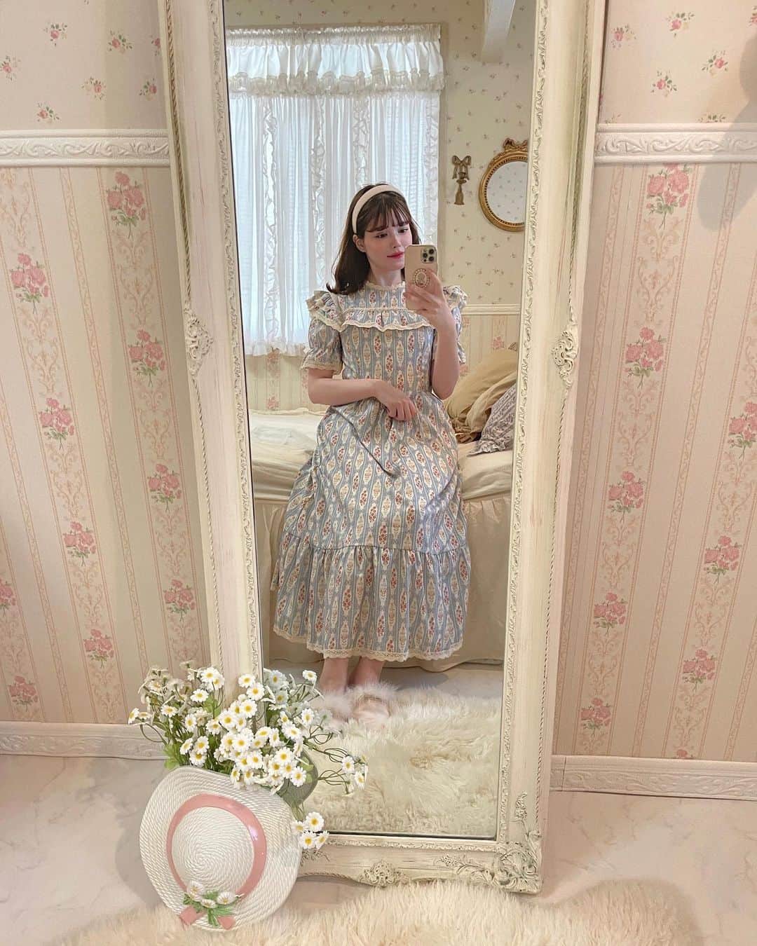 織田エリカさんのインスタグラム写真 - (織田エリカInstagram)「𝕗𝕝𝕠𝕨𝕖𝕣 𝕕𝕣𝕖𝕤𝕤🩵🪻  𓂃  このワンピースデザインが とっても可愛過ぎて一目惚れした🩵  @down_the_rabbithole.closet  のなんだけど、ラッピングも可愛くて フレンチガーリーさん必見なブランドです🌷💕  𓂃  #code #vintage #vintagegirl #antique #frenchgirl #mery #rili_tokyo #fashion #ootd #dress #myroom #girly #マイルーム #ワンピース #ワンピースコーデ #ドレス #花柄 #花柄ワンピース #フリル #パリジェンヌ #きょコ #コーデ #コーディネート #ガーリー #かわいい #フレンチガーリー #フレンチガーリーコーデ #ヴィンテージ #ヴィンテージライク #ヴィンテージガーリー」7月28日 20時35分 - _erika0819