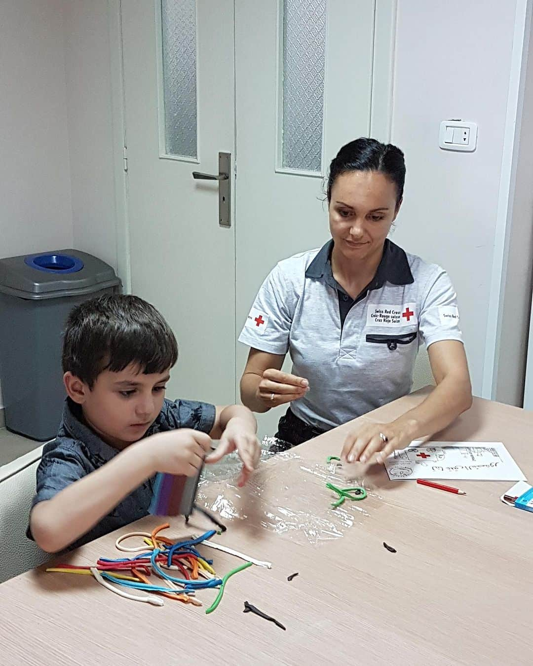 サラ・マイアーさんのインスタグラム写真 - (サラ・マイアーInstagram)「Projektbesuch für das Schweizerische Rote Kreuz im Libanon 🇱🇧.  Wir haben ein Land angetroffen, das in in einer komplexen humanitären Krise steckt. Eine Finanz- und Wirtschaftskrise, die Covid-Pandemie, die Explosion im Hafen - eine Katastrophe jagte in den vergangenen Jahren die nächste.   Durch den Staatsbankrott und die Abwertung der libanesischen Währung - früher 1 $ = 1500 Lira, heute 1$ = 90‘000 Lira!! - ist auch die grosse Mittelschicht in die Armut abgerutscht.   Was das konkret heisst: Es wäre, wie wenn es mir oder dir passiert. Vom einen auf den anderen Tag. Wir könnten nicht mehr auf unser Geld auf der Bank zugreifen, hätten keine Elektrizität mehr, keine Versicherungen, kein Geld für medizinische Versorgung, Medikamente oder sauberes Wasser!  Die Projekte, die das @roteskreuz_ch finanziert und in Zusammenarbeit mit dem Libanesischen Roten Kreuz umsetzt:   -Primary Health Centers: Gesundheitszentren im ganzen Land, wo die Bedürftigten - bisher 200‘000 Menschen pro Jahr! - für 1$ im Monat versorgt werden können. Das Angebot kann die Nachfrage aber in keinster Weise decken!  -WASH (Water, sanitation, hygiene): Mit Solarenergie betriebene Wasserpumpen und Verteilsysteme in den Dörfern, damit die stetige Versorgung gewährleistet werden kann. Auch hier warten noch etliche Dörfer auf eine Installation.   Die Menschen und ihre Geschichten haben mich extrem bewegt. Und von von ihrer Resilienz und ihrem Zusammenhalt in den Familien, Dörfern und Communities bin ich beeindruckt.」7月28日 20時36分 - sarah.van.berkel