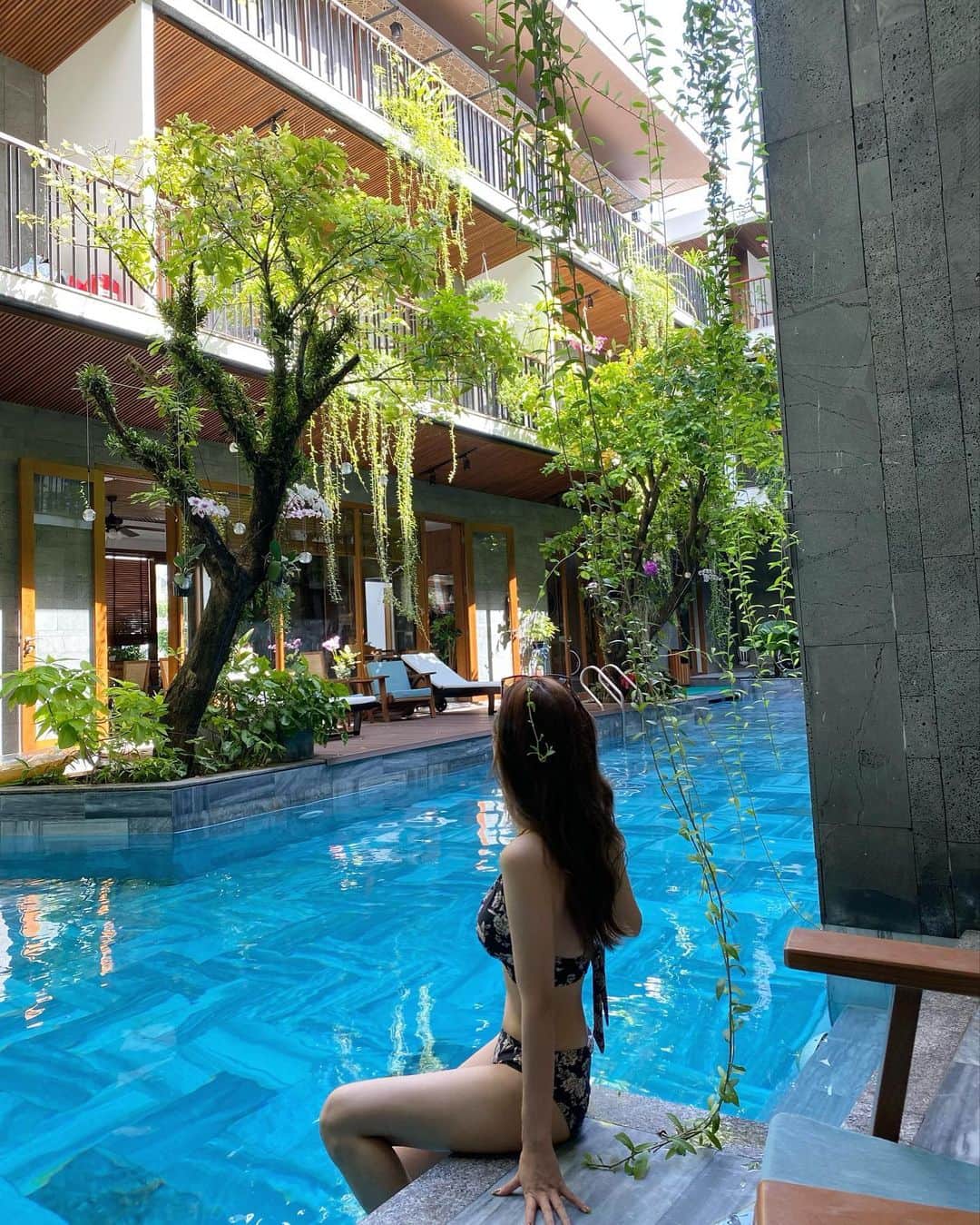 YUKIKOのインスタグラム：「. ダナンでおすすめの宿🌴 📍Tam House Villa Hotel  ここのホテルはAirbnbで予約したよ✨ VillaとかはAirbnbで探すこと多いかも🤍  #ベトナム #ベトナム旅行 #ダナン #ヴィラ #プール #プール付きホテル #vietnam #villa」