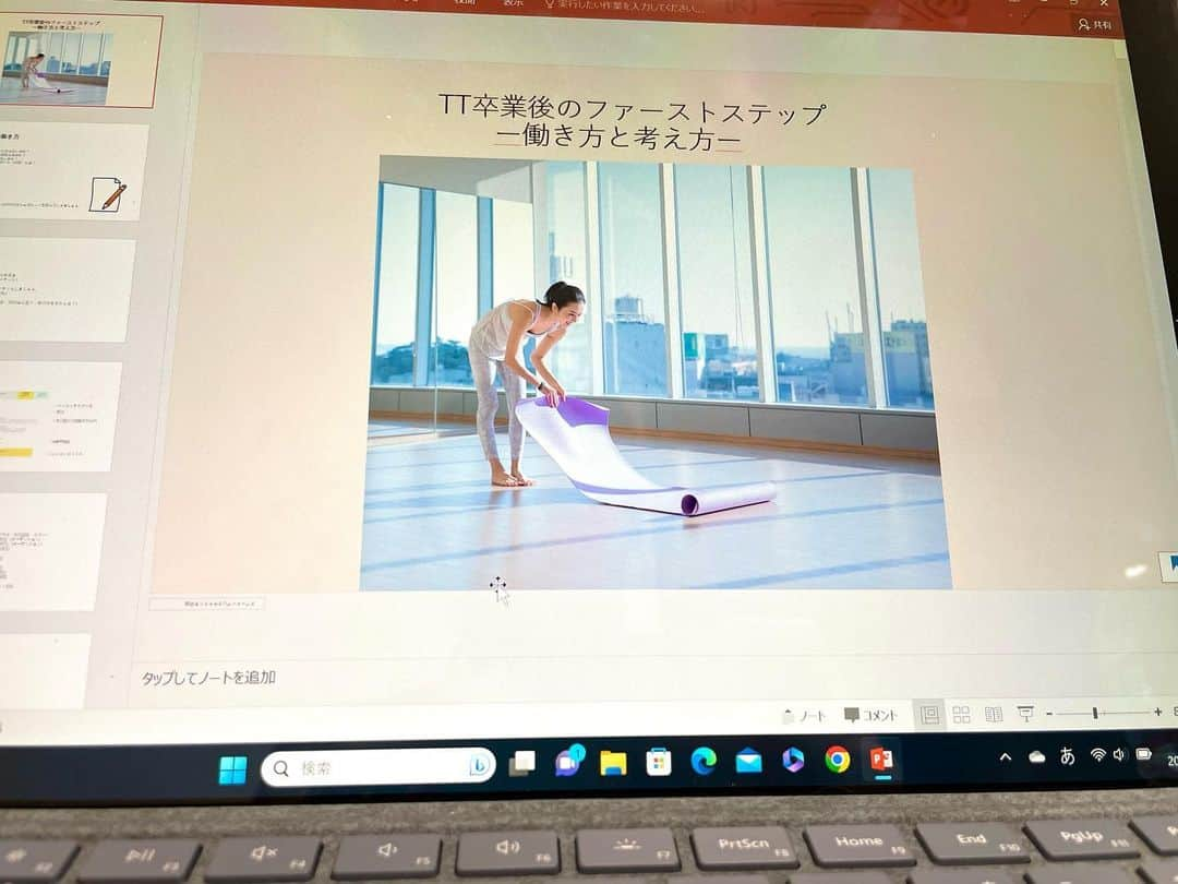 梅澤友里香のインスタグラム：「1ヶ月を切りました🙆‍♀️ @utlyoga にて初のWS  当日の資料は大体出来上がり あとは細かい修正をする🙆‍♀️  アウトプットの準備は自分自身の見直しや その時気付けなかった事にも気付けたりして、 まとめている時間もとても有意義でした☺️✨  スタジオかオンライン選べるので ご興味ある方は是非ご参加ください。 （アーカイブ配信はありません。）  参加される方は新品のノートを忘れずに❤️  #Repost @utlyoga   ヨガ指導者養成コース卒業後の活動方法を学ぶ✏️ 梅澤友里香先生によるUTL初講座を開催📢✨  『TT卒業後のファーストステップ-働き方と考え方-』2時間講座。  しっかりと時間とお金をかけて熱意を注いで卒業したティーチャートレーニング。 卒業後、いざ活動！と意気込んだところ、  【どのように活動をし、何を準備したら良いか分からない。。】 【周りがどんどん活動し始めて焦り気持ちが落ち込む】  なんて事経験した事はありませんか？  UTL卒業生で現役活動中の講師が、 ・卒業後まず準備したい事 ・気持ちの持ち方と指導と練習のバランス ・一緒に仕事をしたい！と思われる人とは？ など、自身の経験をもとにしてアドバイスをしていきます。  もちろん人や環境が違えば結果は変わりますが、予想だにしないチャンスやチャレンジは突然訪れるもの、、、  もし自分に講師としてチャンスが訪れた時、すぐに掴みに行ける準備と心持ちのヒントを持ち帰って貰えたらと思います。  TT卒業してしばらく経っているが働き方に悩んでいる方にもオススメです。 （アーサナ練習は行わない座学なので楽な格好でお越し下さい。）  当日は客観的に自分を観察して自分と向き合うような時間があります。 『新品のノート』とペンをお持ち下さい。（サイズや形は問いません）  皆さんの素晴らしいヨガがより多くの人に届けられるよう準備を一緒にしましょう。   🔸日時 2023/8/26(土)10:00-12:00 ＊2時間受講。 ⚠️録画の配信はございません。  🔸参加対象 ヨガインストラクターとして活動していきたい、もしくは活動しているかた。 TT卒業してしばらく経っているが働き方に悩んでいる方にもオススメ。  🔸参加方法 スタジオ対面またはオンライン受講　選択可  ＜オンラインで受講をされる方へ＞ ＊UTLのオンライン受講はzoomを利用して配信します。 ご受講にはzoomをご利用になれるPC,スマートフォン、Ipadなどが必要です。 また、RYT500コースでは受講生の音声、カメラをオンにできることが必要になります。  🔸場所/Location UTLスタジオもしくは、ご自宅でのオンライン受講  🔸参加 4,200円 受講料はオンラインでのクレジット決済のみとなります。 ＊クレジット決済以外をご希望の場合には、デビッドカード、PayPalをご利用いただけます。  #ヨガスクール #yoga #ヨガ資格 #オンラインヨガ #utlyogaonline #ヨガ #utl #アンダーザライトヨガスクール #米国ヨガアライアンス認定校 #瞑想 #ヨガ哲学 #ヨガ歴史 #ヨガ解剖学 #渋谷 #ヘッドスタンド　 #ヨガインストラクターになる方法」