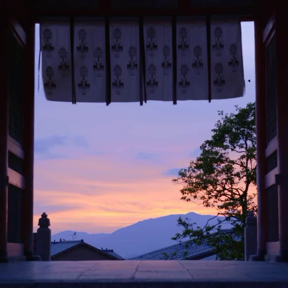 清水寺のインスタグラム：「Sunset | 仁王門　夕景」