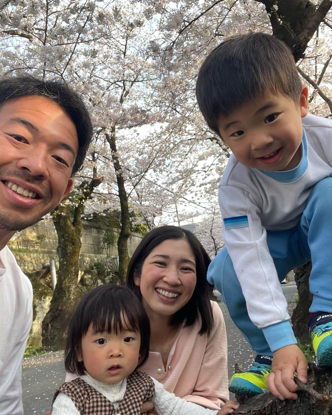 村田毅さんのインスタグラム写真 - (村田毅Instagram)「東大阪に家族で移住してきて今日で丸１年☝️ まだ１年しか経ってないのかと思うほど濃い日々で、もう完全に心が落ち着く場所になってます☀️ もはやもう関西人な子ども達の成長を楽しみながら、毎日に感謝して、これからも自分達らしくエンジョイしていきます🙏  #好きです東大阪 #クマゼミがうるせぇ」7月28日 20時38分 - tsuyoshimurata1215