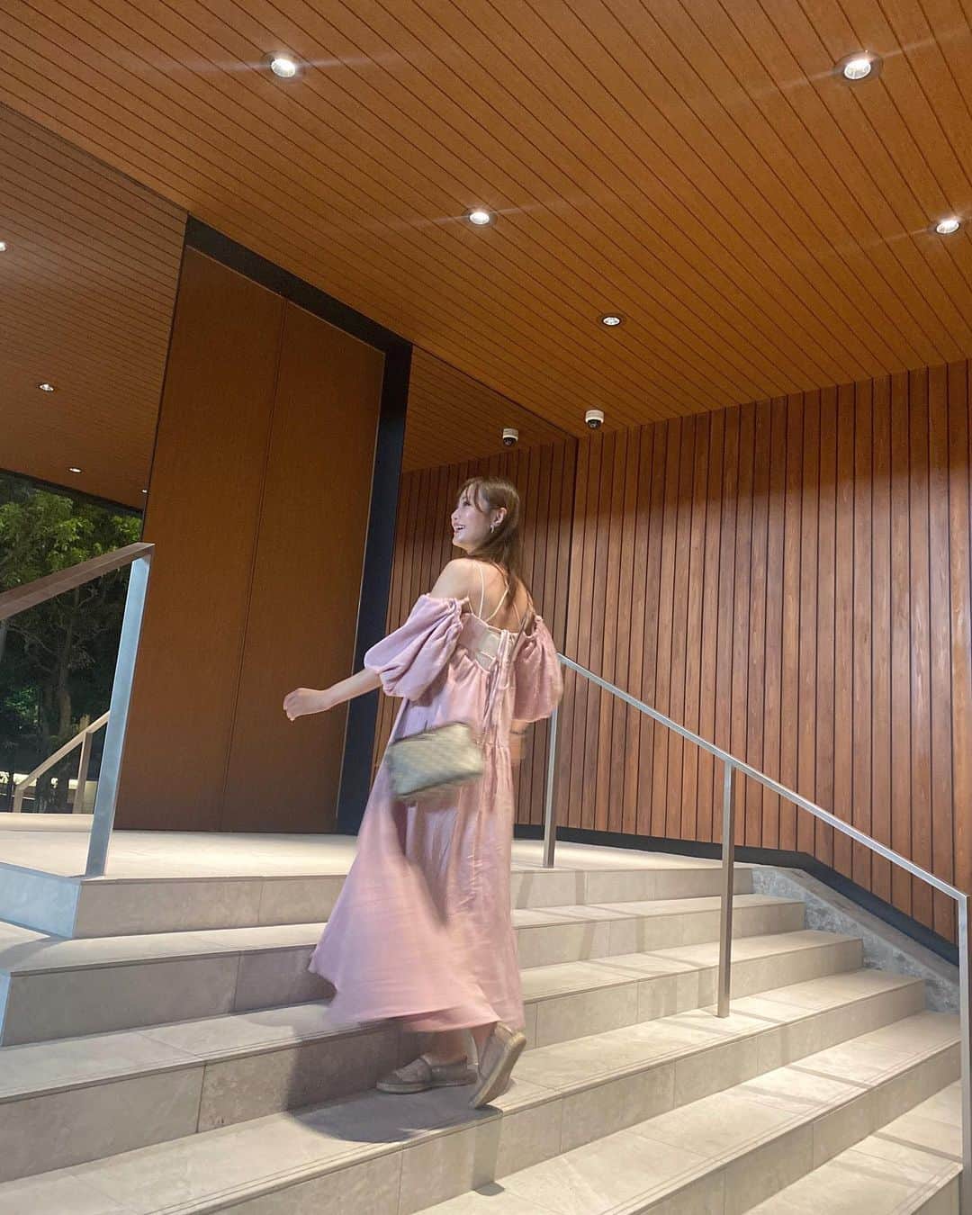 のインスタグラム：「このワンピースお気に入り🩰︎💞 形がかわいいの〜  そして飲んでるサプリや漢方たちまとめ◎  【漢方】 ・スケイン @skaein_official  むくみと冷えが気になる人におすすめ。  【処方薬】 ・シナール ・ユベラ ・トランサミン この3セットはもう何年も飲んでる！ 最近別のでビタミンC増えてるから、次からはシナールをハイチオールに変える予定。  【サプリ】 ・リポソームビタミンC(カプセル) ・ハトムギサプリ ・ホワイトフォース この他にも気になるのを日々取り入れてみてるんだけど、これは定番になってきてる。  【その他】 ・粉末状ビタミンC お水に溶かして一日中ちょくちょく飲んでる。  dress : #chico bag : #GUCCI shoes : #coach」