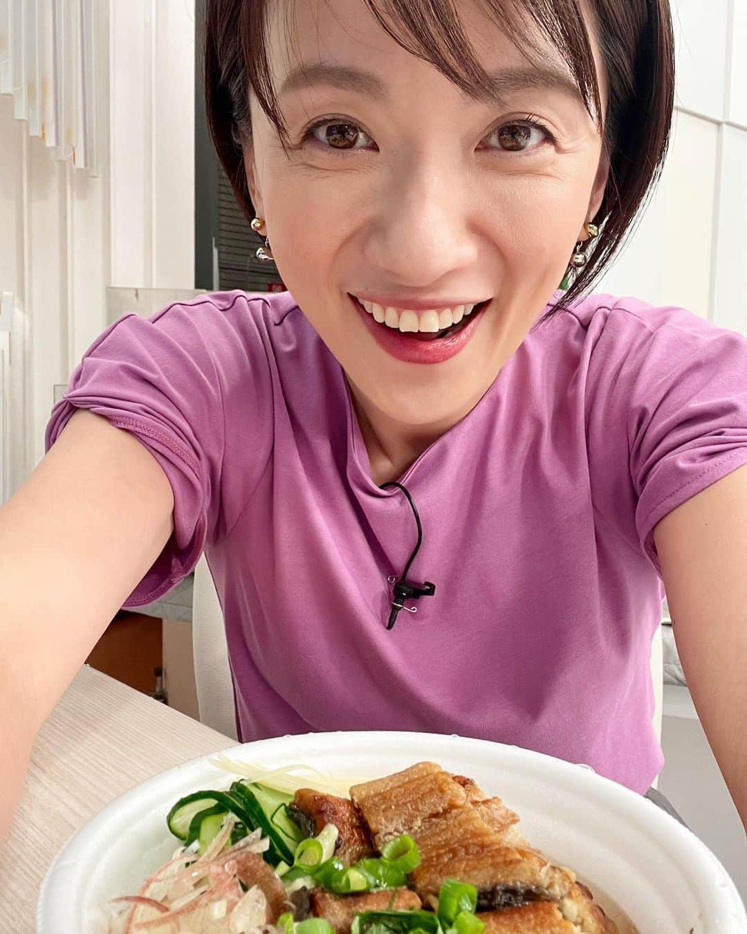 梅津弥英子のインスタグラム：「☺︎ ご褒美いただきましたー！ #食べヨミ #うなぎの出汁茶漬け #お出汁が冷え冷え #元気まんたん 宮司さんのケーキもいただきましたー！ #夏バテ知らず #食欲落ちず #むしろ食べ過ぎ #ふわっとかるいレアチーズケーキ #手作り最高」