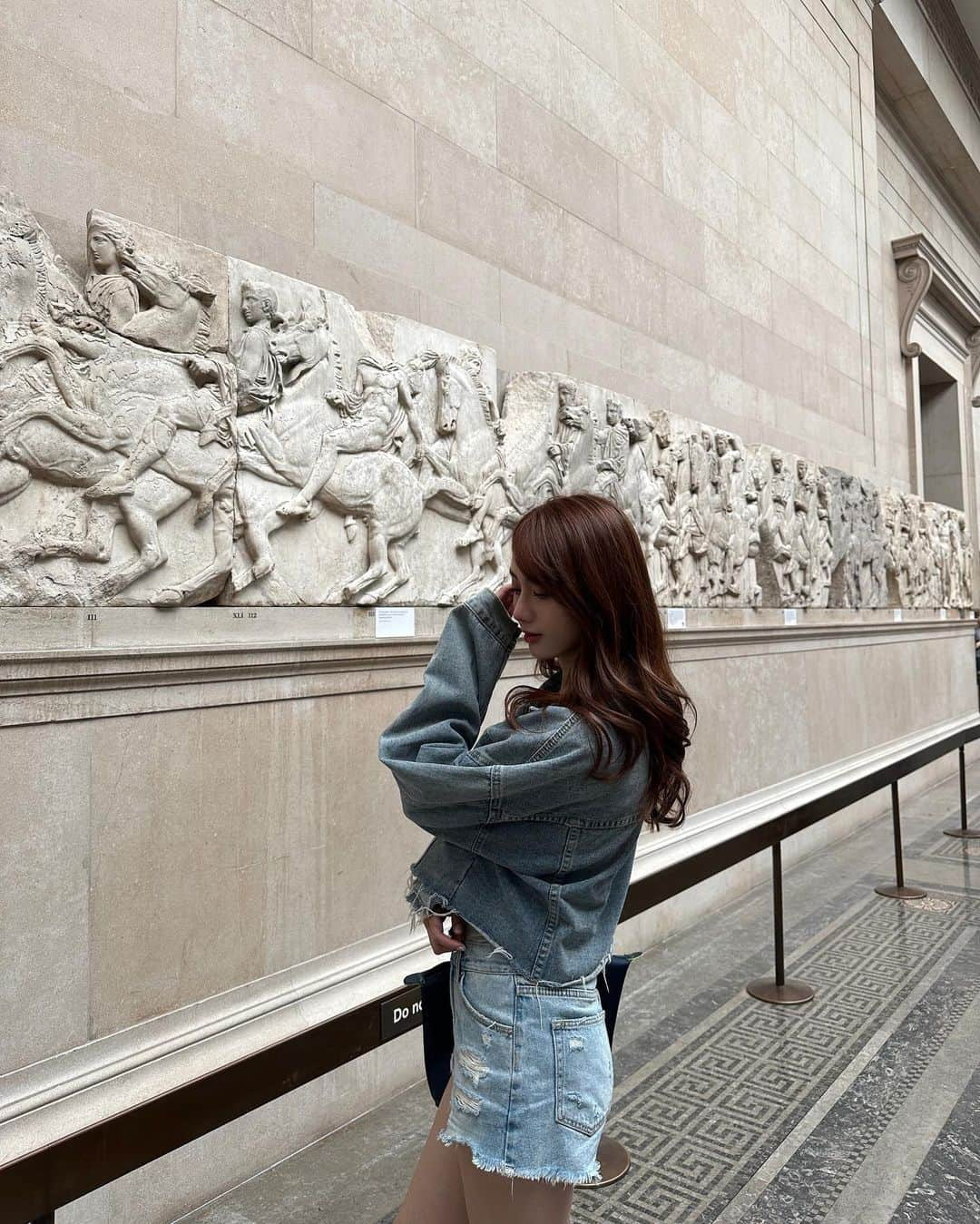 羅晴さんのインスタグラム写真 - (羅晴Instagram)「The British museum  🚶‍♀️🚶‍♀️ （最後一張女孩們聽老師拿著希臘諸神的樂高玩具在雕塑前講故事，好可愛快融化了🥺）」7月28日 20時43分 - ilbettylo