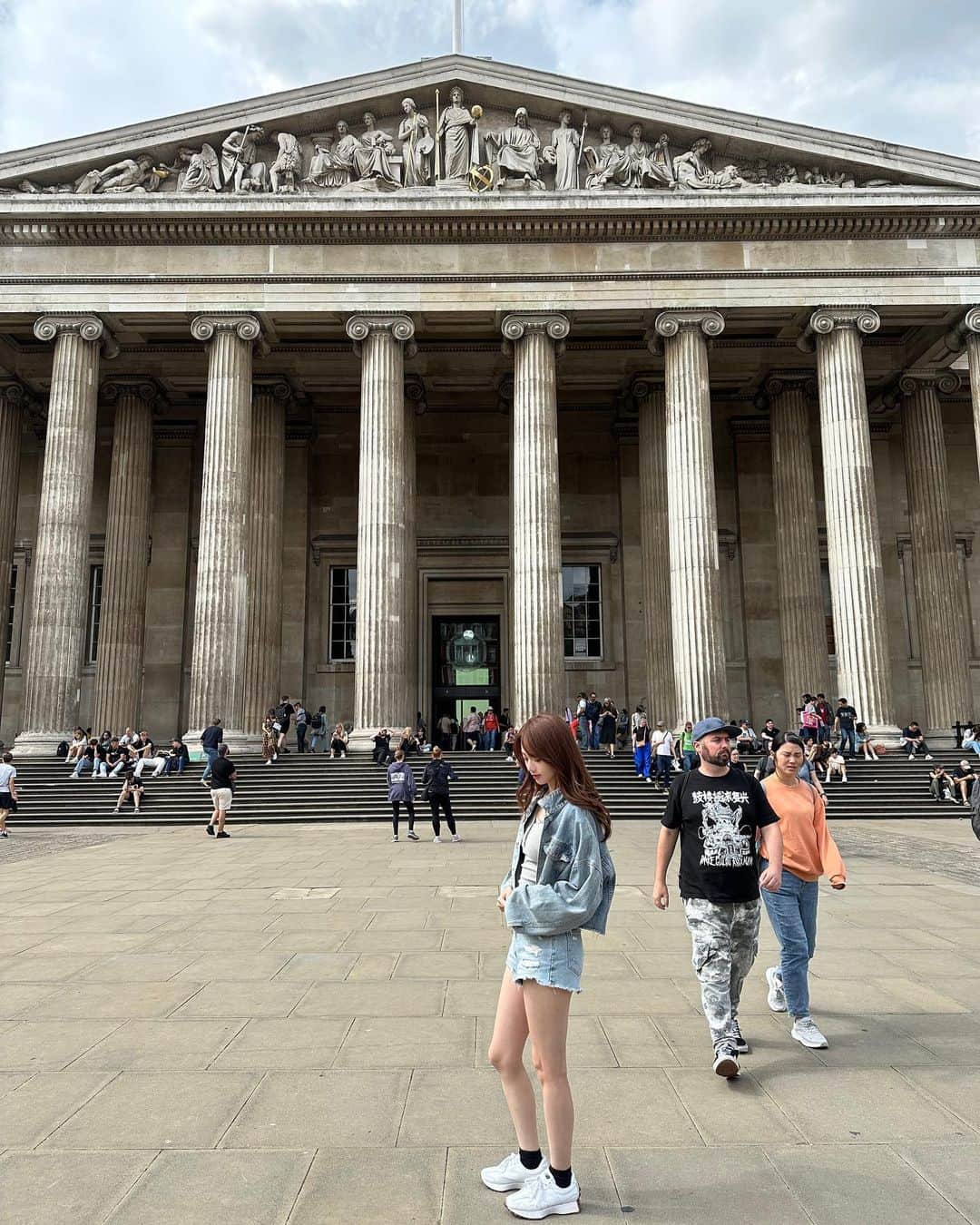 羅晴さんのインスタグラム写真 - (羅晴Instagram)「The British museum  🚶‍♀️🚶‍♀️ （最後一張女孩們聽老師拿著希臘諸神的樂高玩具在雕塑前講故事，好可愛快融化了🥺）」7月28日 20時43分 - ilbettylo