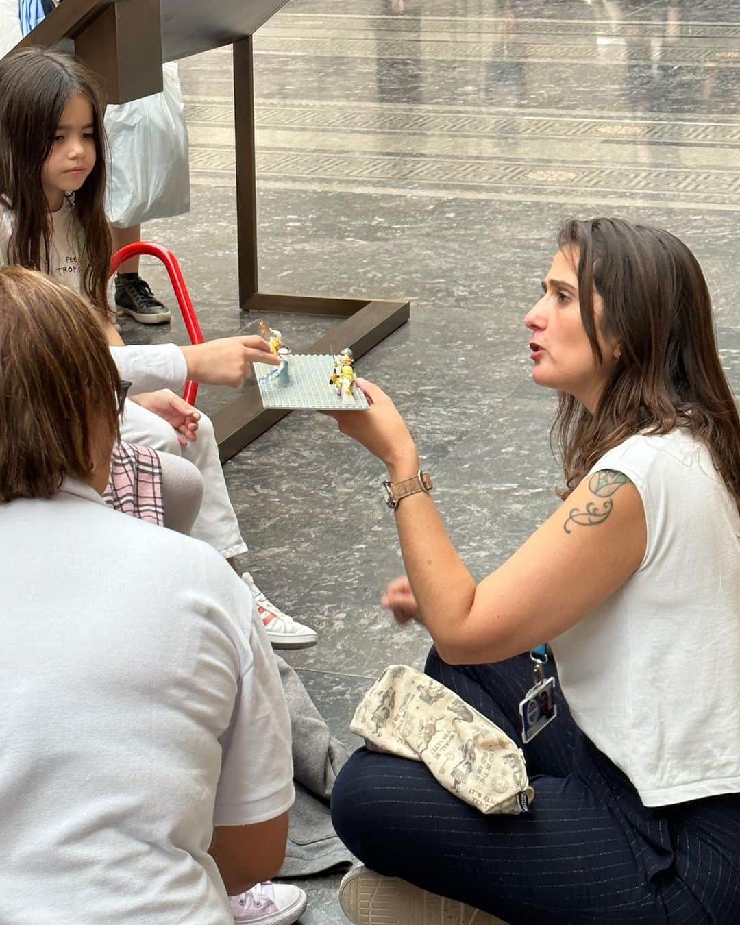 羅晴さんのインスタグラム写真 - (羅晴Instagram)「The British museum  🚶‍♀️🚶‍♀️ （最後一張女孩們聽老師拿著希臘諸神的樂高玩具在雕塑前講故事，好可愛快融化了🥺）」7月28日 20時43分 - ilbettylo