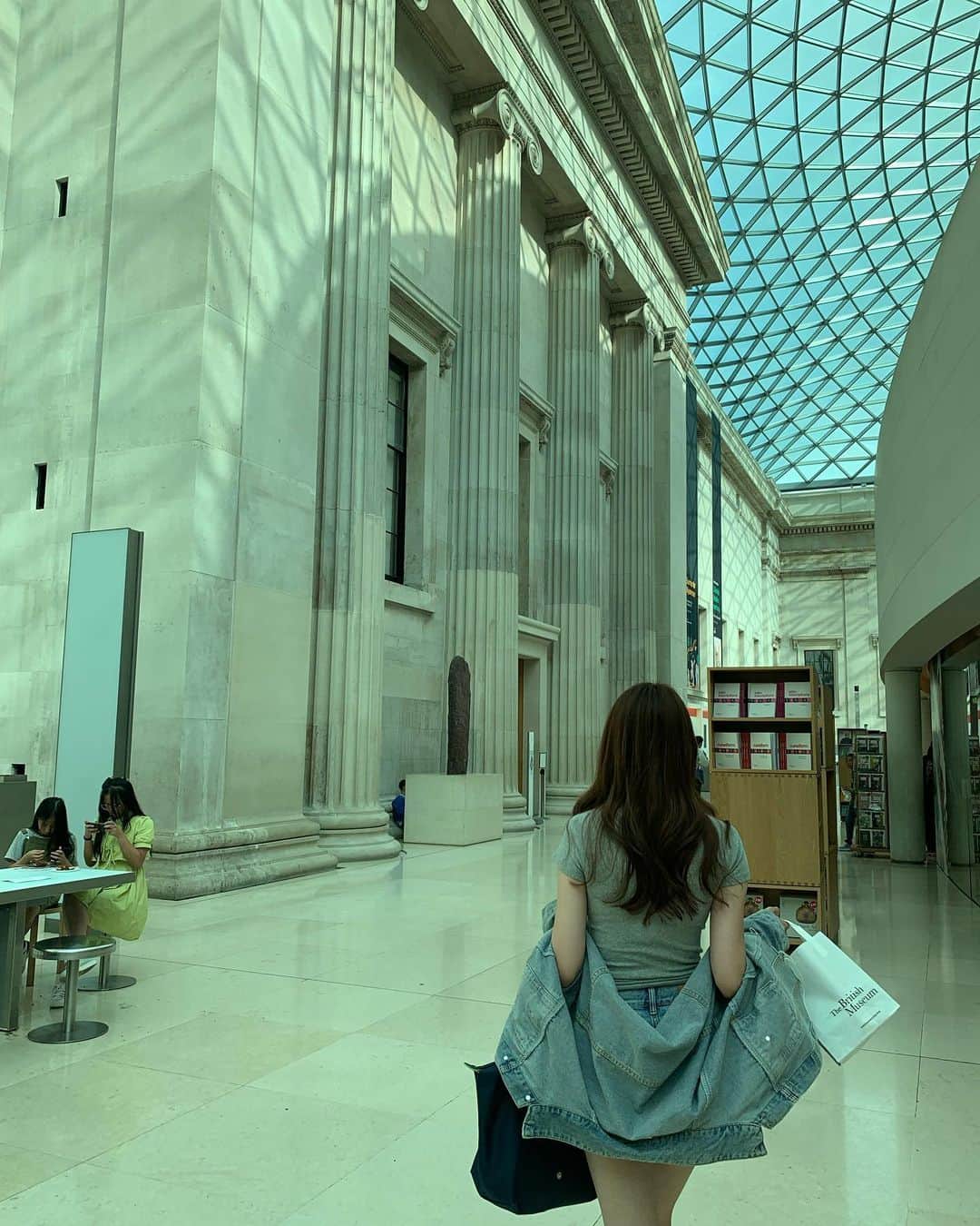 羅晴さんのインスタグラム写真 - (羅晴Instagram)「The British museum  🚶‍♀️🚶‍♀️ （最後一張女孩們聽老師拿著希臘諸神的樂高玩具在雕塑前講故事，好可愛快融化了🥺）」7月28日 20時43分 - ilbettylo