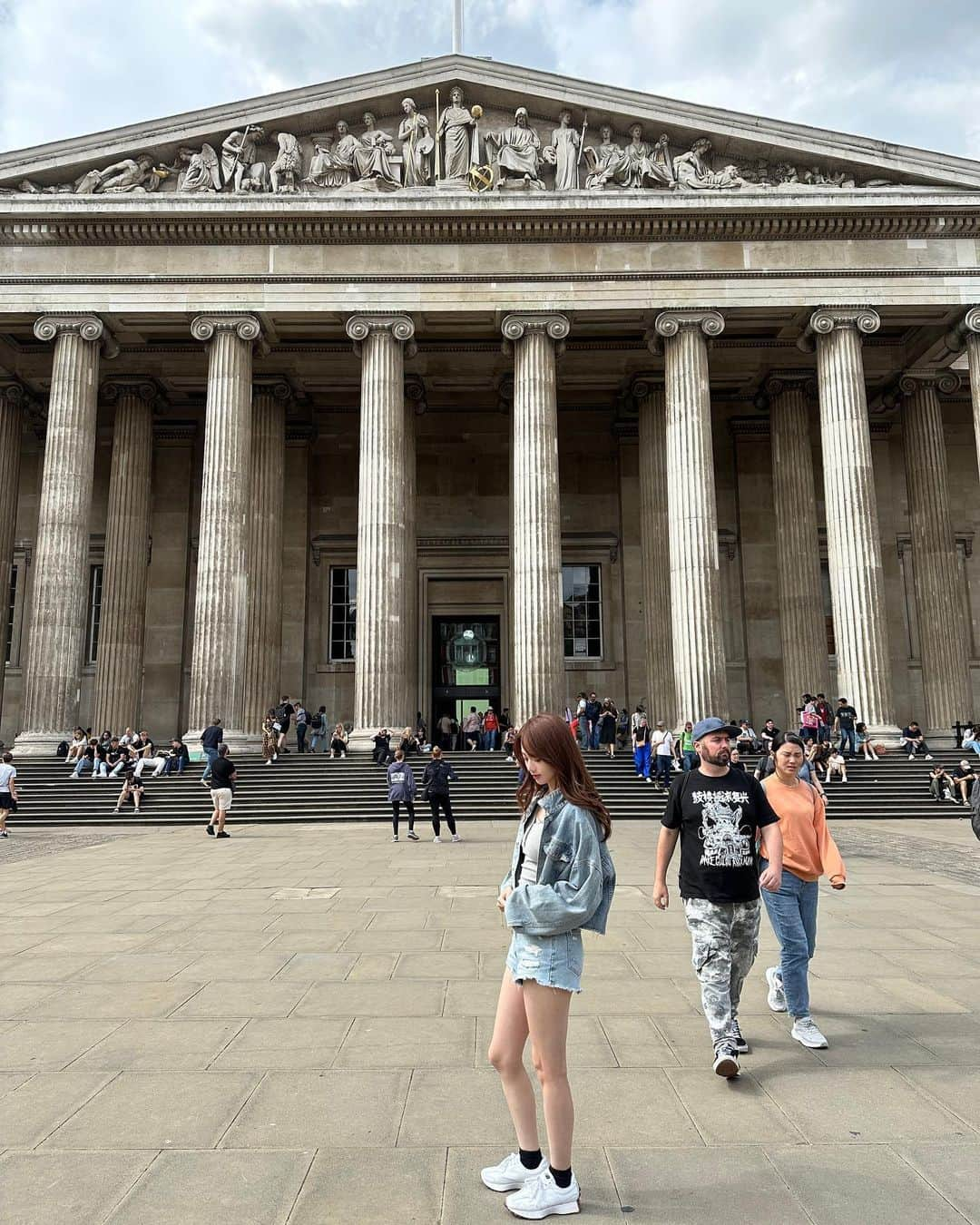 羅晴のインスタグラム：「The British museum  🚶‍♀️🚶‍♀️ （最後一張女孩們聽老師拿著希臘諸神的樂高玩具在雕塑前講故事，好可愛快融化了🥺）」