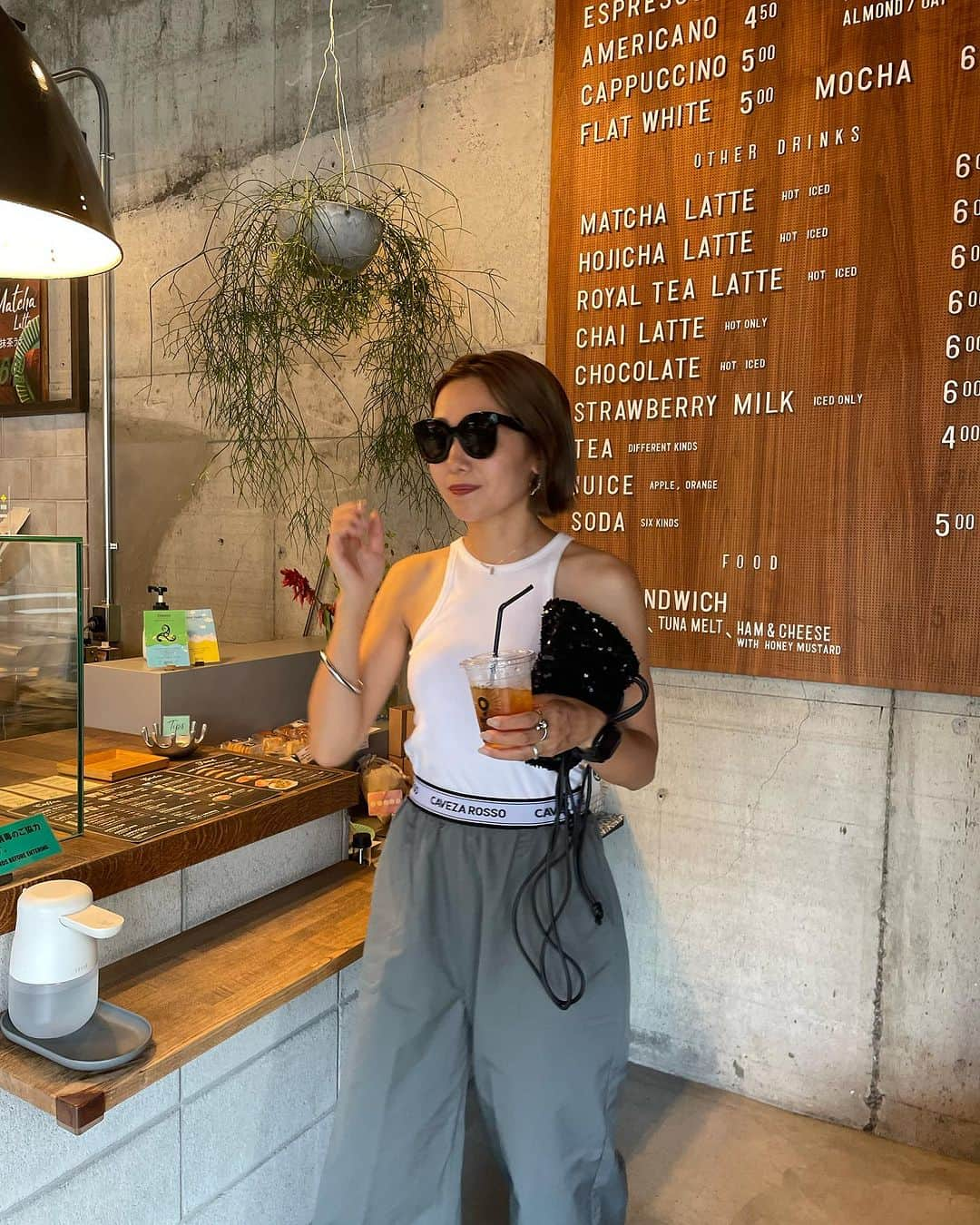 Erikaさんのインスタグラム写真 - (ErikaInstagram)「🥨プレッツェル 食べに 🥤🥨  tops @twomel_official  bottom @cavezarosso  shoes @newbalance  bag @sil_si_cien   シルシー 新しい アイテムが  販売スタートしたよ 。 ぜひチェックしてみてね。 このキラキラ スパンコールも New 🖤  #🥨#cafe #カフェ#カフェ巡り」7月28日 20時44分 - 911erika