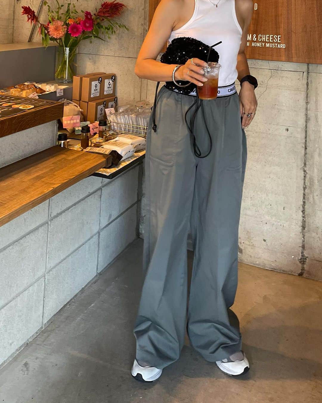 Erikaさんのインスタグラム写真 - (ErikaInstagram)「🥨プレッツェル 食べに 🥤🥨  tops @twomel_official  bottom @cavezarosso  shoes @newbalance  bag @sil_si_cien   シルシー 新しい アイテムが  販売スタートしたよ 。 ぜひチェックしてみてね。 このキラキラ スパンコールも New 🖤  #🥨#cafe #カフェ#カフェ巡り」7月28日 20時44分 - 911erika
