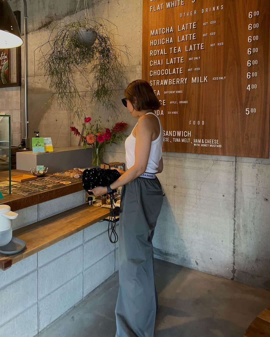 Erikaさんのインスタグラム写真 - (ErikaInstagram)「🥨プレッツェル 食べに 🥤🥨  tops @twomel_official  bottom @cavezarosso  shoes @newbalance  bag @sil_si_cien   シルシー 新しい アイテムが  販売スタートしたよ 。 ぜひチェックしてみてね。 このキラキラ スパンコールも New 🖤  #🥨#cafe #カフェ#カフェ巡り」7月28日 20時44分 - 911erika