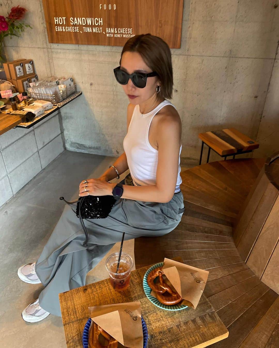 のインスタグラム：「🥨プレッツェル 食べに 🥤🥨  tops @twomel_official  bottom @cavezarosso  shoes @newbalance  bag @sil_si_cien   シルシー 新しい アイテムが  販売スタートしたよ 。 ぜひチェックしてみてね。 このキラキラ スパンコールも New 🖤  #🥨#cafe #カフェ#カフェ巡り」