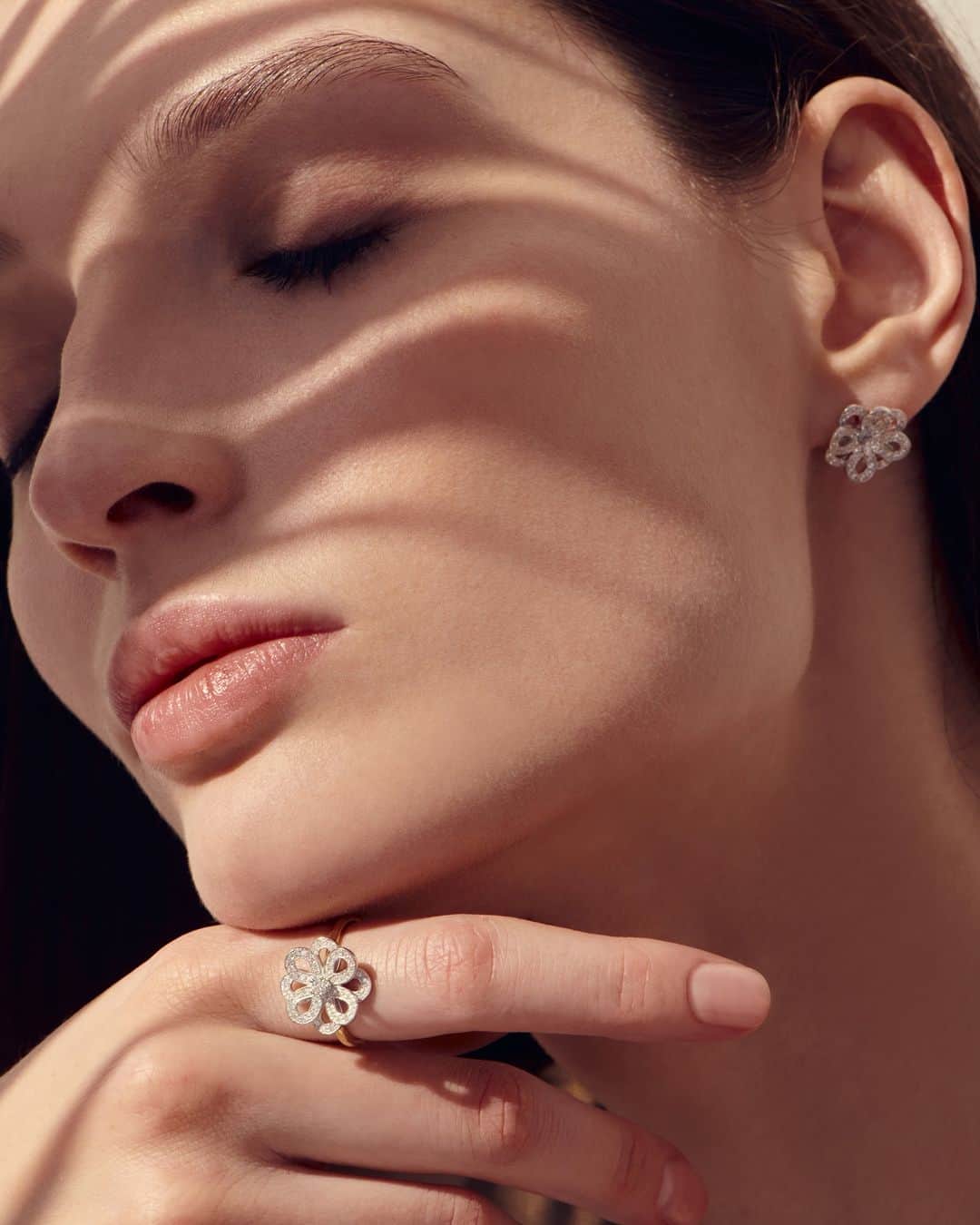 MARIHA Official Instagramさんのインスタグラム写真 - (MARIHA Official InstagramInstagram)「. 自分自身を象徴するステイトメント・ジュエリーとして、永遠に咲き誇るダイヤモンドのバラを耳元と指元に。生涯身につけたいプレシャスなジュエリーライン「Timeless」シリーズから発売されたのは、「Antique Rose」の新作ピアス。リングと合わせて身につければ、唯一無二のオーラと優美さが薫りたちます。真の上質を知る、大人の女性におすすめのジュエリーです。  #mariha #jewelry #timeless #essentials #ピアス #マリハ伊勢丹新宿店 #MARIHA阪急うめだ本店」7月28日 20時45分 - mariha_official