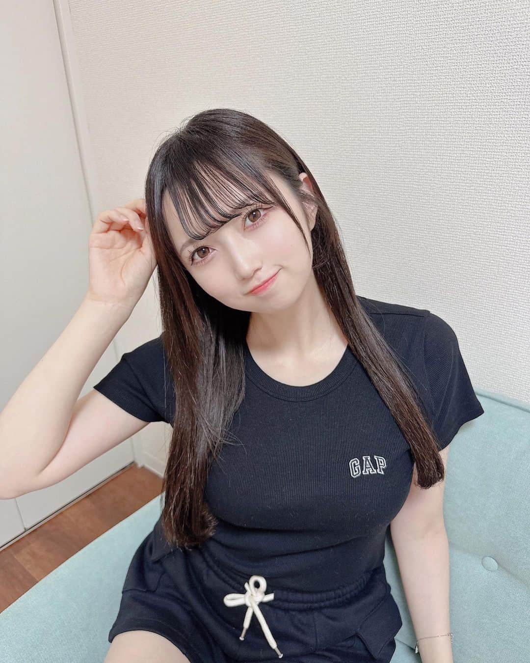 のインスタグラム：「最近髪の毛伸びたなあーーー  どのくらい切るか迷う！みんなはどのくらいの長さ好き？🥺  あとこれパジャマ公演できたの！やっと写真撮りました…（笑）ちゃんと着てるよー！（笑）   #gap  #部屋着  #パジャマ  #パジャマ女子  #roomwear  #photography  #photooftheday  #me  #love  #instagood  #instadaily  #instalike  #ootd  #goodmorning  #followforfollowback  #follow  #fashion  #fyp  #girl  #いいね返し  #黒髪  #黒髪ロング  #ロングヘア  #一人暮らし  #一人暮らし女子  #アイドル前髪」