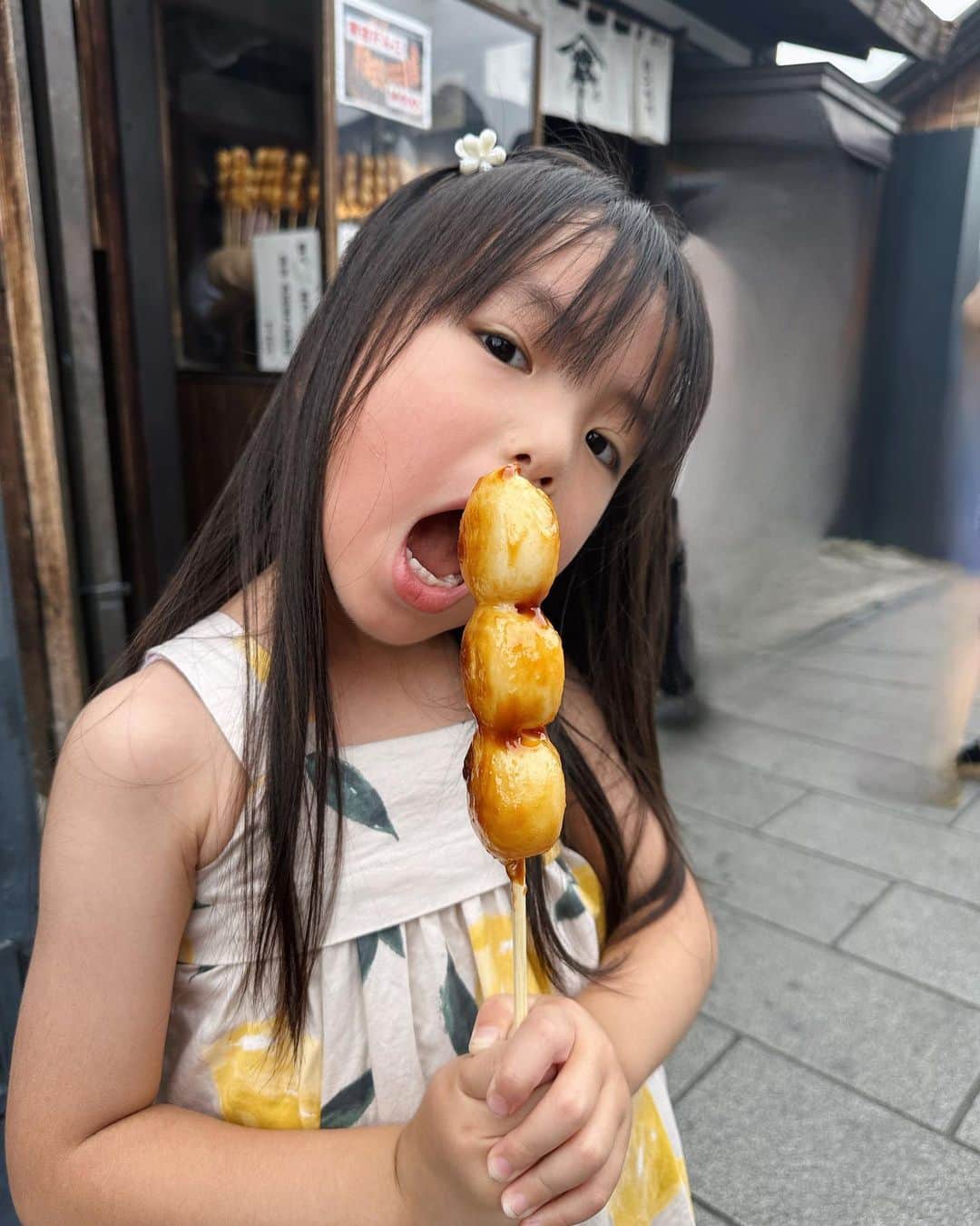 平尾優美花（ゆみちぃ）さんのインスタグラム写真 - (平尾優美花（ゆみちぃ）Instagram)「たくさんもりもり食べる親子です👩‍👦 間食だいすきで、、困った🤦🏼‍♀️ 食べ歩きは色んなものをシェアしながら、たくさん食べられるから楽しい❤︎」7月28日 20時45分 - hirao_yumika