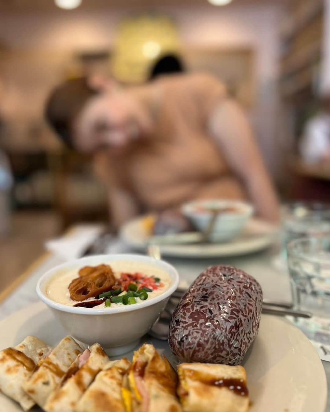 佐藤香菜さんのインスタグラム写真 - (佐藤香菜Instagram)「恐怖の膨張色ワンピースで 大好きな @world_breakfast_allday  いつも台湾のご飯にしちゃう。 ご飯が美味しい。いっこうに痩せられない。 明日は大切なあの子の結婚式です☺️ 皆さまも良い週末を〜〜☀️」7月28日 20時46分 - kana__sato622