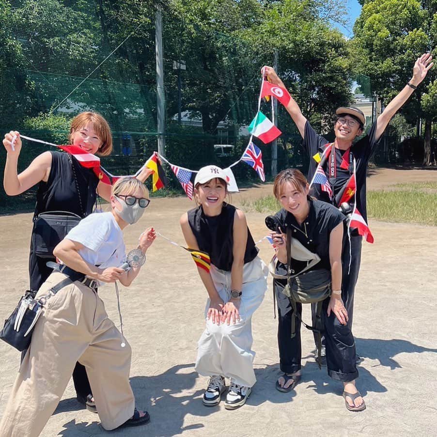畑野ひろ子のインスタグラム：「今日も、@story_love40 撮影でした📷  STORY10月号！ 石毛さん流モノトーン着回しのページです😆 のりえちゃんのモノトーンCD、いつも勉強になります🤩」