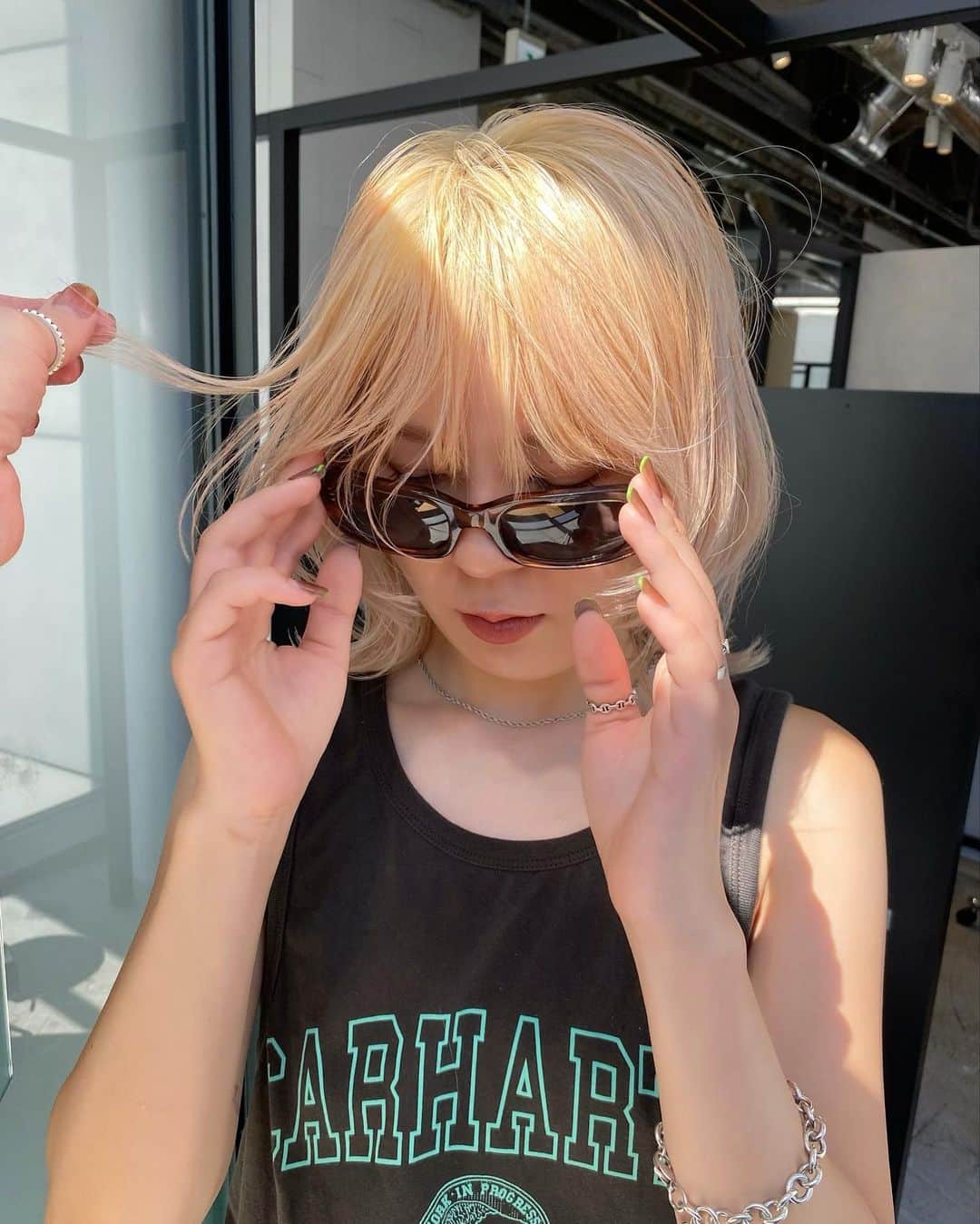 のインスタグラム：「〝bleach wolf layer〟  カナダでの生活で切れ毛が すさまじい状態でしたのでブリーチリタッチして 綺麗なブリーチベースを✔︎  切れ毛も酷かったので活かしてウルフカットに🙌🏻」