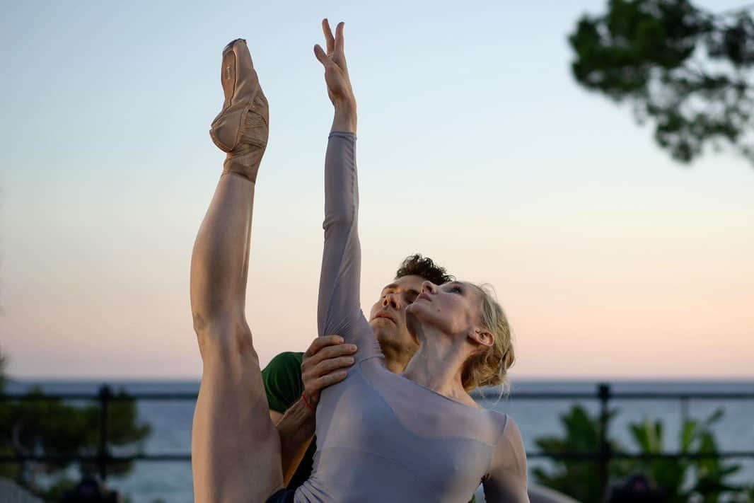 ロベルト・ボッレのインスタグラム：「In Nervi with my Melissa ❤️ #infra #carmen @festival_nervi @__melissahamilton #robertobolleandfriends #bolletour2023 @officialrobertobolle @studiowaynemcgregor  📸 @dancersdiary」