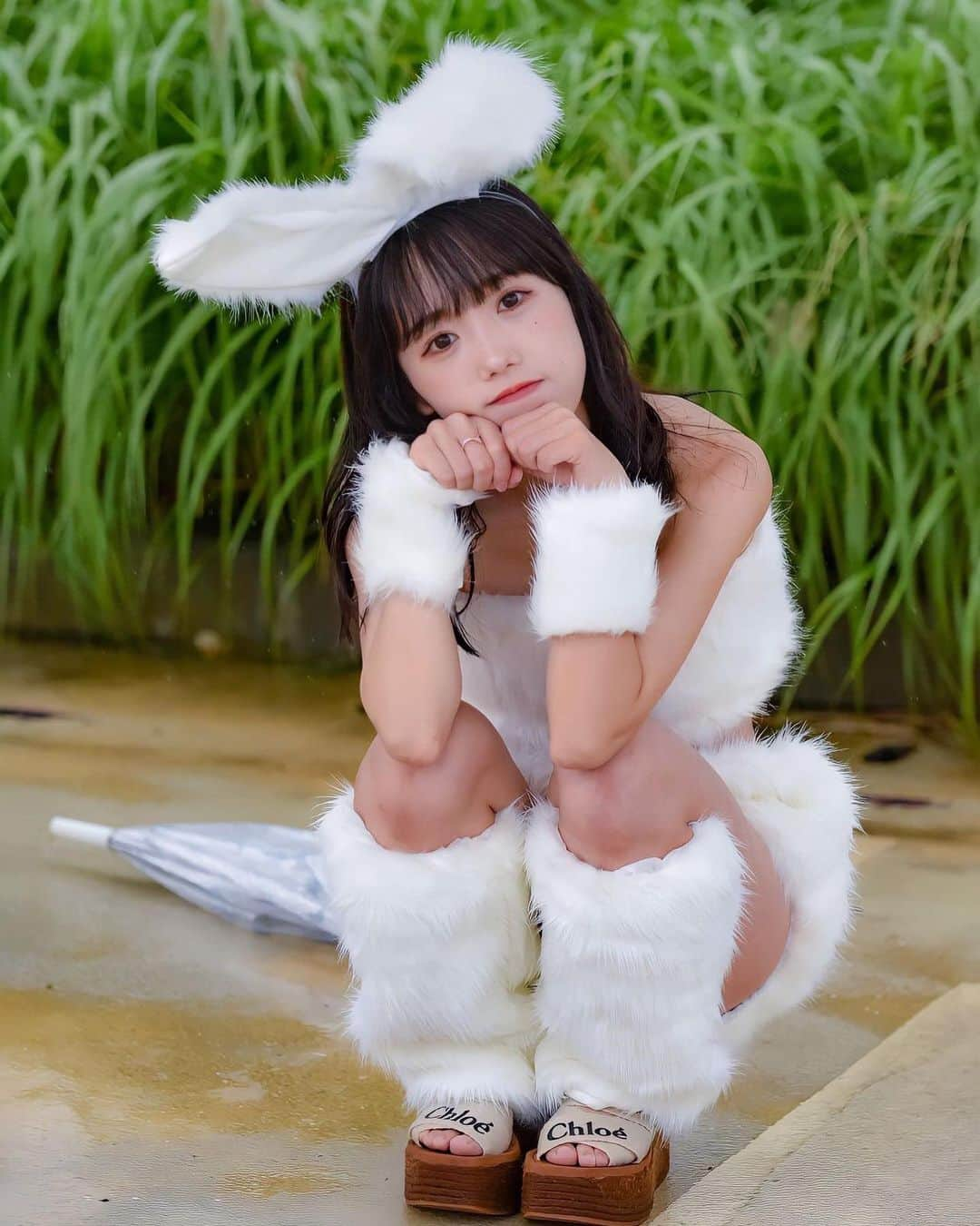 小日向夏実のインスタグラム：「🐰🩵  この日雨のせいでこのChloeのサンダルだめにしたんだよねかなぴ🥲 現役の時インスタ動かしてないから思い出写真載せたくなっちゃう最近💭  #うさぎ #水着 #幼稚園 #コスプレ #撮影会 #被写体 #近代麻雀水着祭 #夏 #プール #japanesegirl #followｍe #いいね歓迎」