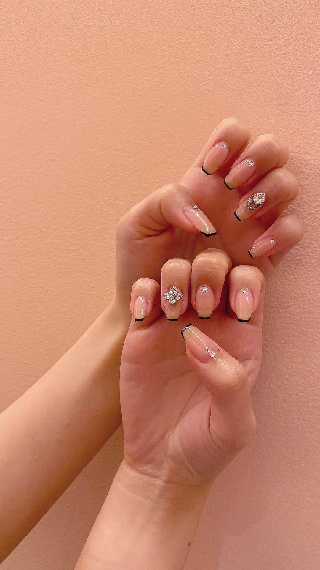 石川晶子（あきぽよ）のインスタグラム：「New nail💅🤍🤍かんわいっ ワンホン系のネイルが大好きなので 最近はずっとそんなかんじ🌷 スキニーフレンチがお気に入りなのです。 桃みたい🍑な色味かわいい…  #スキニーフレンチ#フレンチネイル#ネイルデザイン #ワンホンネイル #ワンホン#ワンホンデザイン #ネイルアート #スクエアネイル #スクエア#new #naildesign #nailsnailsnails」