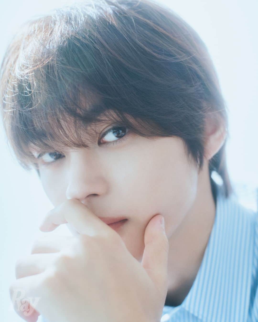Rayのインスタグラム：「#神尾楓珠 くんが #Ray9月号 に登場！🤍 涼しげなまなざしに卒倒寸前です♡  「真夏のシンデレラ」で演じる ヒロインの幼なじみ役が話題の神尾くんに 恋愛脳を自己分析してもらいました💭💓 もしもな恋トークでは新たな一面も、、！😳  「もしも神尾くんと恋したら」と 妄想しながら読んでみてくださいね🥰 . . . . . . Ray 9月号 (7月22日発売) 企画：恋してる神尾楓珠がマブしすぎる♡ モデル：​​#神尾楓珠 ( @kamio_fuju )  #Ray #Rayトレンド #俳優 #真夏のシンデレラ」