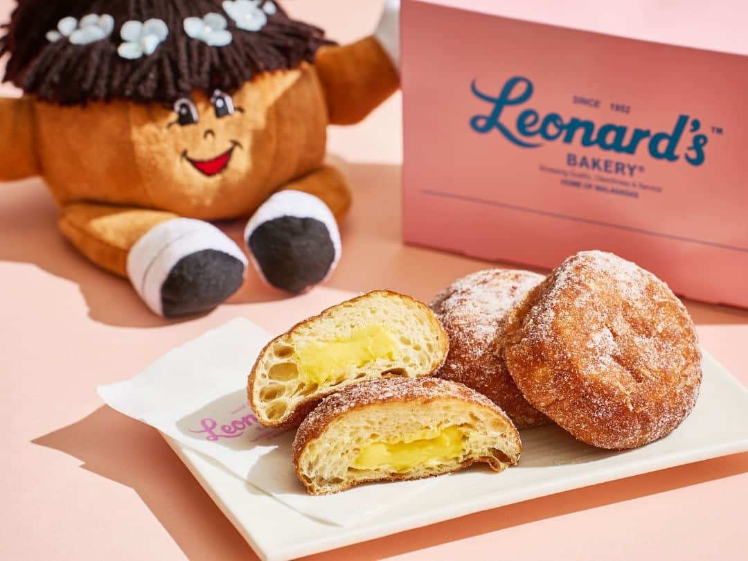 品川プリンスホテルさんのインスタグラム写真 - (品川プリンスホテルInstagram)「ハワイで人気の「Leonard’ｓ」のマラサダが食べ放題！  8月23日(水)から31日(木)までブッフェレストラン『LUXE DINING HAPUNA』のランチ・ディナータイムにご提供いたします。  人気の「シュガー」と「シナモン」に加え国内初の品川プリンスホテルオリジナルフレーバー「キャラメルバナナ」をご用意！  品プリでハワイ旅行気分を満喫しませんか？  #レナーズ #レナーズベーカリー #マラサダ #hawaii #hawaiian #hawaiianfair #品川プリンスホテル #品プリ #リュクスダイニングハプナ #ハプナ #ブッフェ #ホテルビュッフェ #ビュッフェ #品川グルメ #東京グルメ #品川プリンスホテル #プリンスホテル　#東京 #品川 #ホテル好き #ホテル巡り #ホテル好きと繋がりたい」7月28日 21時00分 - shinagawaprincehotel