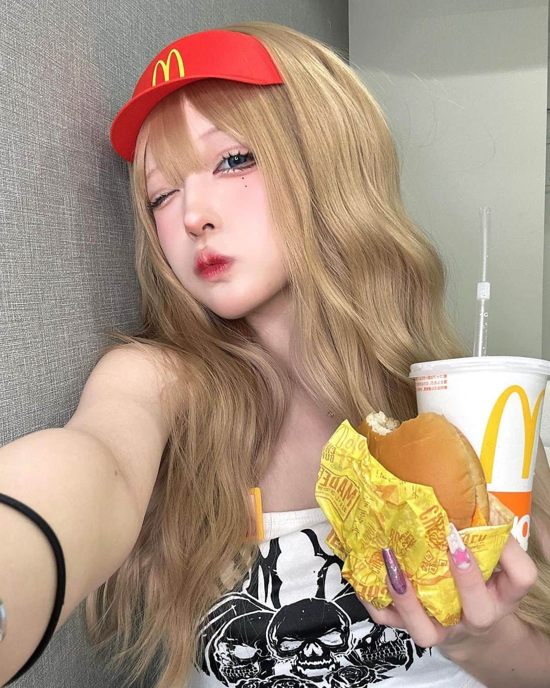 ハウスダストのインスタグラム：「マックのなりきりセット可愛いよ〜😭🔥  Twitterで買うか迷うって話をしたらマックの店員さんも出てきてくれて背中押してくれたから節度をもって1つだけ買いました……笑  もし当たらなかったら諦めようって思ってたんだけど運良くお目当てが……😭🩷  メイクもちょっと夏っぽくしてみた！ てかチャイボーグっぽくしてみた！！♪( ◜ω◝و(و "  アップノーズ良い感じ🥴  #チャイボーグメイク #みんなは #マック派 ？ #マクド派 ？#ポテトは好きなので追加しました」