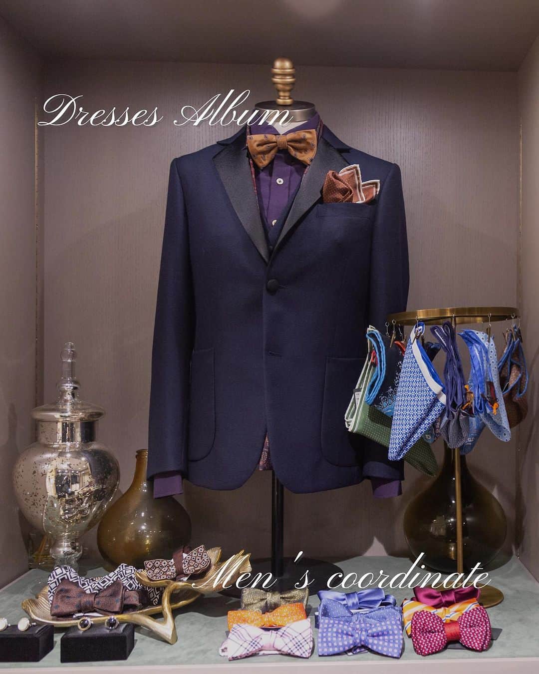 Dresses (ドレッシーズ)のインスタグラム：「←その他の投稿はこちらから  Dresses Album  今回はプレ花婿必見✨ タキシードのコーディネートをご紹介。  「主役は新婦だから」なんて思っていませんか？  実はメンズアイテムも豊富なんです♪  新郎様も再入場の際には ガラッと印象を変えて ゲストの視線を奪っちゃいましょう！  保存しておいてご参考くださいね♪  ___________________  Dressesブライダルカウンター  　　結婚準備に関わる ＼お役立ち情報を発信中／  ”ドレスと結婚式費用がおトクになる” ブライダルカウンターがお届けする 結婚準備情報メディアアカウント🕊  こんなあなたにオススメです💫  ✔︎結婚が決まりこれから準備を始める ✔︎楽しく結婚準備をすすめたい ✔︎おふたりらしい結婚式を叶えたい  お問合せ・ご来館予約は プロフィールの「連絡する」より 受け付けております💒  ▼その他のお役立ち情報はこちらから @dresses_weddings  ___________________ #タキシード試着 #メンズアイテム #プレ花婿プレ花婿 #ドレス選び #ドレッシーズブライダルカウンター #ドレッシーズ #ブライダルカウンター #結婚式場探し #式場探し #結婚式場見学 #式場見学 #結婚式場選び #式場選び #結婚準備 #結婚準備中 #式場紹介 #結婚式場紹介 #式場紹介 #結婚式準備レポ #結婚式準備レポ #福岡花嫁 #関西花嫁 #広島花嫁 #熊本花嫁 #鹿児島花嫁」