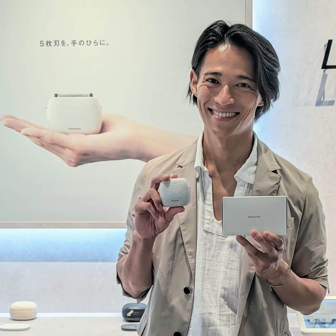 久保裕丈のインスタグラム：「めちゃくちゃ嬉しい！！ 今日のYouTubeLIVEで紹介させてもらった　@panasonicjp のLAMDASH PALM IN一足早く頂いてしまった。 LIVEで紹介しながら、本当に欲しくなった製品なのでめっちゃ嬉しい！(2回目)  長くラムダッシュ使わせてもらってるけど、これは革命的な製品だと思うから、みんな試してほしい！！！  #lamdash #スキンケア　#メンズスキンケア」