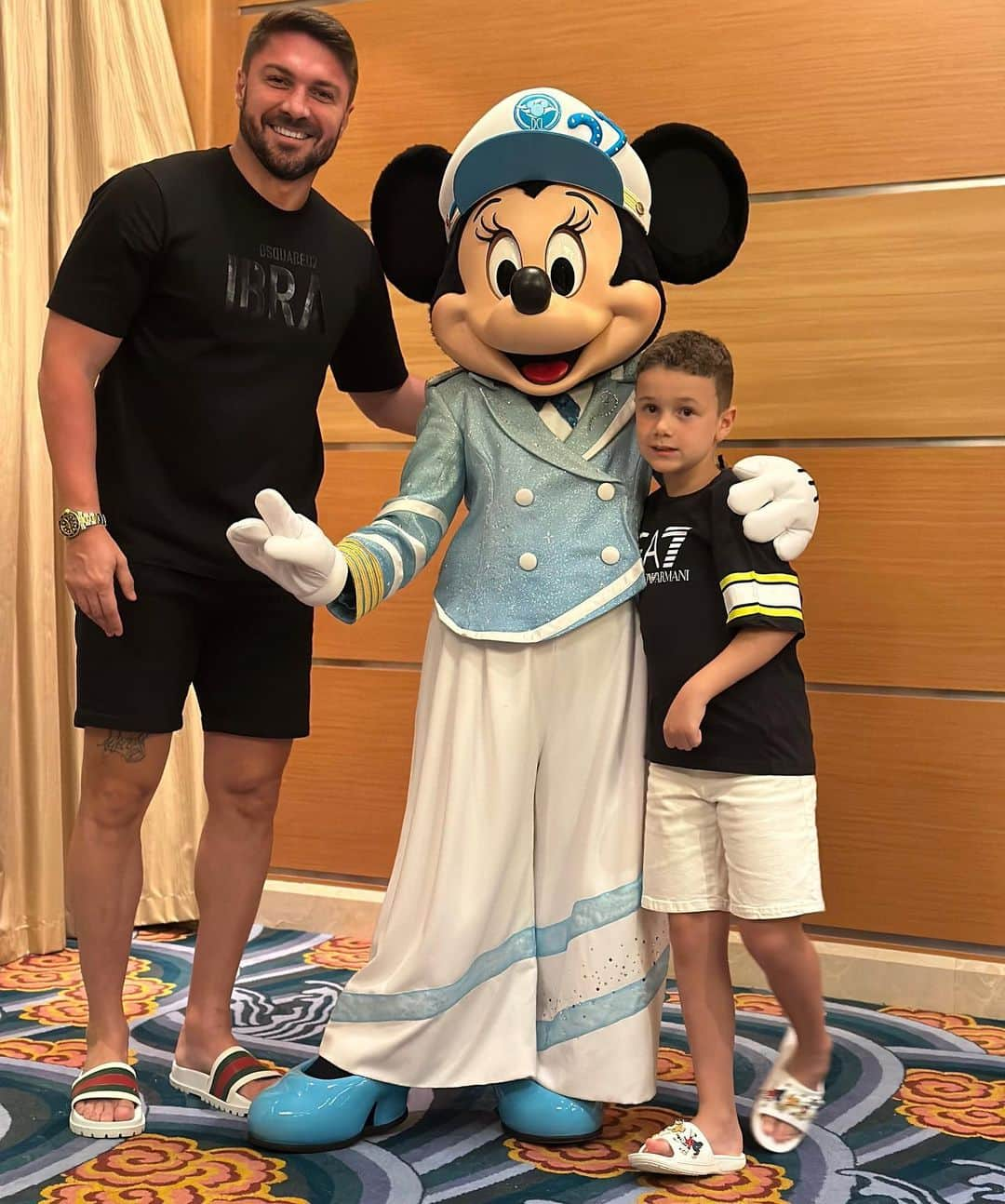 ギリェルメ・シケイラのインスタグラム：「Finalizamos uma viagem única. Aqui vai uma pequena parte do que foi o nosso cruzeiro da Disney. Ver a alegria e ingenuidade das crianças ao encontrarem os seus personagens favoritos é algo inesquecível. Obrigado ao meu filhão pela parceria e que venham as próximas viagens ❤️」