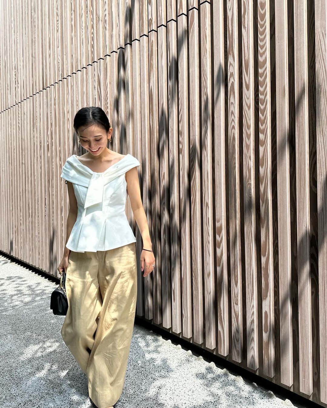 鈴木詩織のインスタグラム：「このトップスだいすき🤍ブラウスかと思いきやカットソー生地なのでとっても着やすい🥹  カジュアルなボトムスと合わせると甘さが抑えられていい感じ☺️🤍  ⁡  #shiorin_styling#herlipto#curensology」