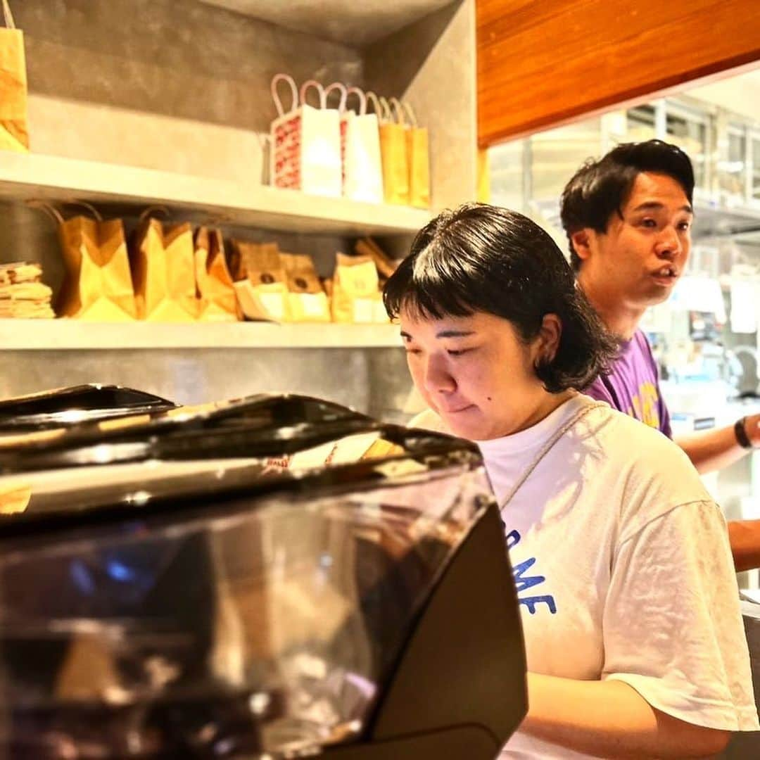 平岡佐智男さんのインスタグラム写真 - (平岡佐智男Instagram)「SACHIOPIA COFFEEオープンまであと3日となりました！ 次の月曜オープンなのであと2日なのでしょうか？！ それもわからないぐらいになってまいりました。  美味しい珈琲を淹れられるように全員で頑張りますのでぜひお待ちしております！  日曜の夜20時ごろにインスタライブできればと思ってます！ ぜひお集まりくださいませ。  オープン日:2023/7/31(月) ※猿田彦珈琲は7/26(水)にグランドオープン  営業曜日:サチオピア月曜〜火曜 　　　　猿田彦珈琲水曜〜日曜  住所: 東京都武蔵野市吉祥寺南町1-17-10　F＆Ｗビル１階2号室  営業時間:8:00〜21:00  取り扱い商品:コーヒー、コーヒー豆、パン、サンドイッチ、コーヒーゼリー、ケーキ、アイスクリームなど  #サチオピアコーヒー #SACHIOPIACOFFEE #猿田彦珈琲 #sarutahikocoffee  #吉祥寺 #吉祥寺カフェ #スペシャルティコーヒー #サチオピア」7月28日 21時04分 - sachio_coffeeforme