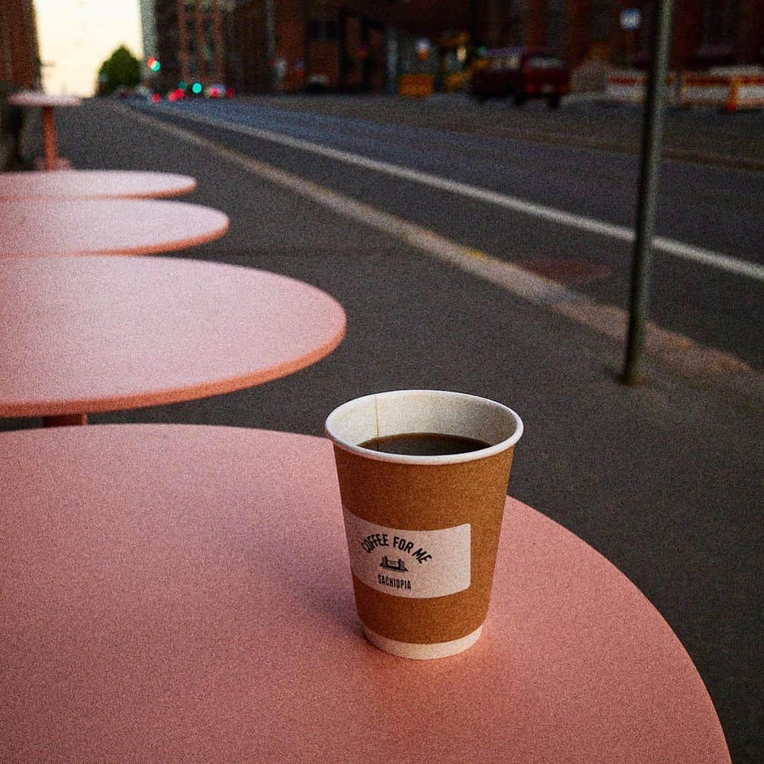 のインスタグラム：「SACHIOPIA COFFEEオープンまであと3日となりました！ 次の月曜オープンなのであと2日なのでしょうか？！ それもわからないぐらいになってまいりました。  美味しい珈琲を淹れられるように全員で頑張りますのでぜひお待ちしております！  日曜の夜20時ごろにインスタライブできればと思ってます！ ぜひお集まりくださいませ。  オープン日:2023/7/31(月) ※猿田彦珈琲は7/26(水)にグランドオープン  営業曜日:サチオピア月曜〜火曜 　　　　猿田彦珈琲水曜〜日曜  住所: 東京都武蔵野市吉祥寺南町1-17-10　F＆Ｗビル１階2号室  営業時間:8:00〜21:00  取り扱い商品:コーヒー、コーヒー豆、パン、サンドイッチ、コーヒーゼリー、ケーキ、アイスクリームなど  #サチオピアコーヒー #SACHIOPIACOFFEE #猿田彦珈琲 #sarutahikocoffee  #吉祥寺 #吉祥寺カフェ #スペシャルティコーヒー #サチオピア」