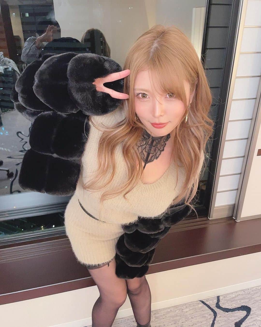 新村あかりのインスタグラム：「また懐かしい金髪シリーズ投下💥」