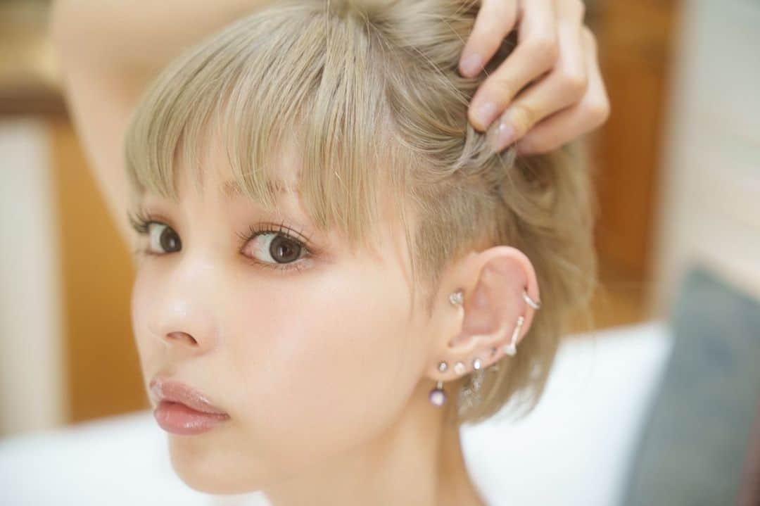 最上もがのインスタグラム：「「刈り上げどうなってるん？」 てよくきかれるので、写真撮ってもらいました！ 最後の写真は下ろしたらこう、てだけ(同じ日に撮ってるよ📷)  サイドと後頭部。 反対側撮り忘れたけど両サイド刈り上げてます。 ミリ指定は全くしてなくて 「髪下ろしたらみえんくらい！」てお願いしただけ🤣 頭の形は人それぞれなので、私と同じじゃなく 刈り上げみえていいか、嫌なのかで注文するのがいいかも！ 私は変なところにつむじがあったり 頭の形も髪の量も左右差かなりあるんで、調整してもらってます。  バリカンではなくすべてハサミで切り揃えてくれてるから 伸びてきてもツンツン飛び出たりはしてない〜！ 私は毛量めちゃくちゃ多いので これやってもらっても髪は多いけど だいぶスッキリします！ドライヤー時間もかなり軽減される。 少し髪結んでもあまり目立たないくらいかな？  今日も娘は熱が下がらず(元気はあるのだけど) 私の腹の上で寝ております💤 熱出てると心細いからひっついてたいよね。🐨  私は子どもの頃、体が弱くてしょっちゅう高熱だしてたんけど 『不思議の国のアリス症候群』てやつで、幻聴や幻覚をずっとみてたから、風邪の時は本当に怖かったな🌀 いつの間にか、タフな人間になったもんだ〜  みんな今日もおつかれさま！！！」