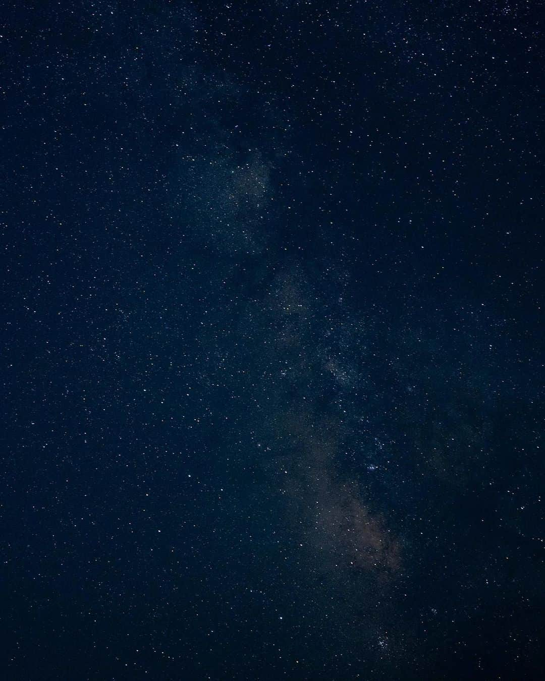 荒眞人さんのインスタグラム写真 - (荒眞人Instagram)「生まれて初めて天の川を 見た。  こんなにはっきり見えるとは 思ってなくて、 空気の綺麗さと明かりの少なさで こんなに空は光り輝いていたんだと 実感した。  最高だったな。  #あの日の心を映して   #佐渡島 #佐渡島旅行   撮影のご依頼はDMにて お受けいたします。  ウェディングのご依頼は @arca.wedding   へお願いいたします。  私のオリジナルプリセットは @curbonjp のHP もしくはプロフィールの リンクから ご購入可能です。  ＝＝＝＝＝＝＝  New Lightroom preset release!!  Also, from this time Overseas sales are now possible!  Therefore, living abroad will be available for purchase.  You can buy it from the link in my profile. @arca_0105」7月28日 21時15分 - arca_0105