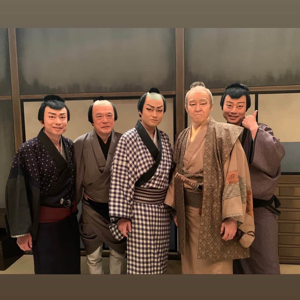 中村福之助さんのインスタグラム写真 - (中村福之助Instagram)「. 七月大歌舞伎千穐楽です。 自主公演からそのまま歌舞伎座に出演して、 新水滸伝の稽古と、慌ただしい１ヶ月でした！ 無事に終わり、ありがとうございました。 ⁡ ⁡ 新三国志以来に、浅野和之さんとご一緒でした📸 水滸伝も引き続きご一緒します！ ⁡ もう1枚は1幕でご一緒したメンバーで📸 ⁡ ⁡ 来月は、#新門辰五郎 #新水滸伝に出演します 劇場まで宜しくお願いします🤲 ⁡ #歌舞伎座　#菊宴月白浪　#中村福之助 #浅野和之 #中村山左衛門 #市川喜猿 #中村吉兵衛」7月28日 21時16分 - fukunosuke_3