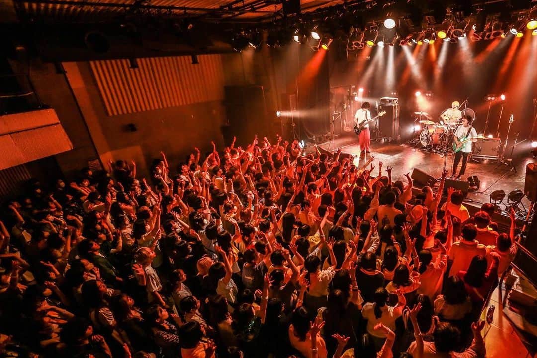 のインスタグラム：「. 「おいしくるメロンパン answer tour - 回る日傘の方程式 - 」＠北海道・札幌 PENNY LANE 24【振替公演】⛱  札幌の皆さんもお待たせしてしまいましたが、 ツアー最後の公演で最高に盛り上がったステージになりました✨  札幌振替公演にお越しいただいた皆様、ありがとうございました🙌  次のライブは、8/11(金祝)「ROCK IN JAPAN FESTIVAL 2023」＠千葉市蘇我スポーツ公園！ よろしくお願いします！  #おいしくるメロンパン #回る日傘の方程式」