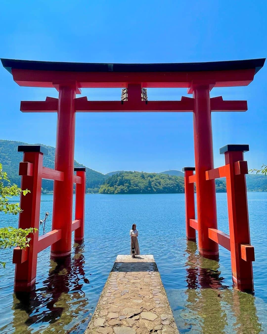 喜多よしかさんのインスタグラム写真 - (喜多よしかInstagram)「⛩箱根 御利益詰め込みハッピー投稿⛩  おみくじ大吉ニヤリドヤ三連発写真の後、絶景納めてます🙏🏻🥴➡︎➡︎➡︎  楽しみにしていた湖に浮かぶ神秘的な鳥居。 とっても美しくて神秘的でしたが、完全にフォトスポットと化してて沢山の外国の方々で賑わってまして。 私も写真撮ってささっと退散🏃‍♀️  次回はもっと早朝に行ってゆっくりお参りしよう…✊🏻  しかし、想像よりもとっても綺麗で透明度の高い湖で綺麗でした。 いく価値あり🙆🏻‍♀️  階段を登った上の御本殿は、午前中早めの時間だと割と空いていてお参りしやすかったです。  おみくじも無事一回で大吉😽🫶🏻 （大吉が出るまで引き続けるのはここだけの話）  最後は車で移動して徒歩20分ほど山の中を歩き 九頭龍神社へ。  美しい〜…  帰りは暑さでヘトヘトだったのでクルージングして帰っちゃいました。 湖の中から見る景色がまた別の美しさがあって良かったです🙏🏻✨  #箱根神社 #平和の鳥居 #九頭龍神社 #クルージング#箱根旅行 #箱根温泉#箱根旅#芦ノ湖#おみくじ大吉 #神社巡り #神社仏閣 #hakonejapan #hakone#喜多よしか#東京モデル#撮影モデル#白Tシャツ」7月28日 21時12分 - yoshika_1002_official